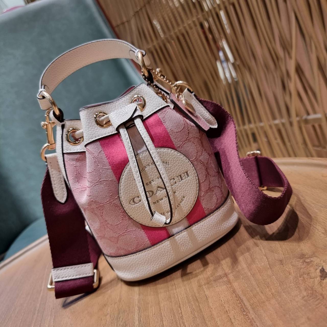 COACH C5121 DEMPSEY 15 DRAWSTRING MINI BUCKET BAG น้องคนสวยมาใหม่จ้า รุ่นใหม่กริ๊บ!! ยังไม่เข้าช็อปไทย ละมุนคุณหนูต้องมาแล้วแหละ กระเป๋าทรงถังไซส์มินิ ใช้งานง่ายด้วยการรูดหนังปิดรอบปากกระเป๋า ทุกอย่างลงตัวที่สุด!! มาพร้อมตัวห้อยรูปหัวใจสีทองกุ๊กกิ๊ก น่ารั