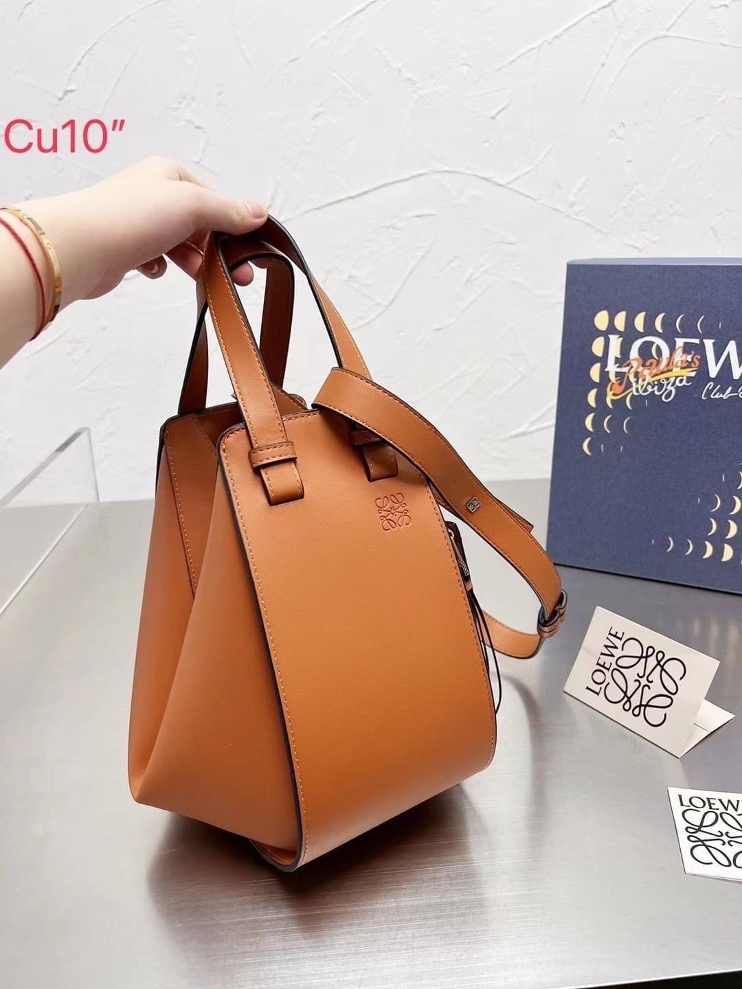 Loewe Hammock Bag / Loewe Small Hammock Leather Bag กระเป๋าถือหรือสะพาย รุ่น Rare items สุดๆ หนังสวยดีไซน์มีเอกลักษณ์ ใบขนาดกำลังดี น้ำหนักเบา สามารถปรับได้หลายทรง ด้านข้างมีซิปปรับขยายได้ ภายในโล่งกว้าง ใส่กระเป๋าสตางค์ กล้อง มือถือ ของใช้ได้เยอะ