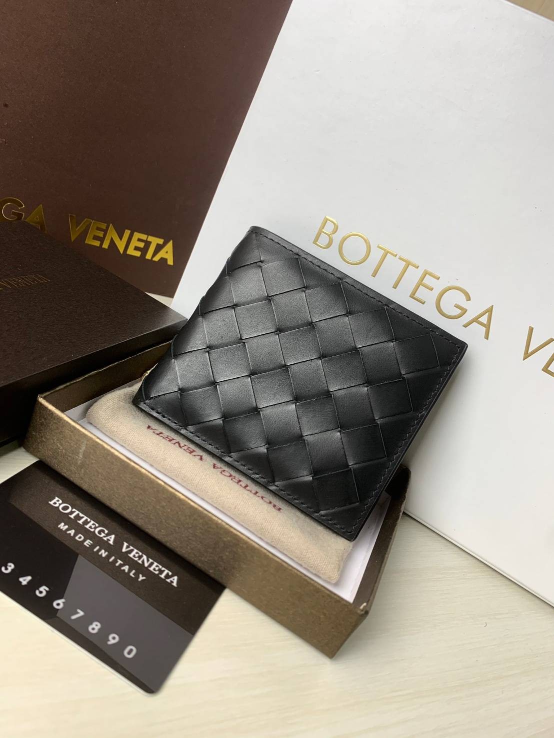 VIP 】BOTTEGA VENATA WALLET กระเป๋าสตางค์ใบสั้นคุณผู้ชาย รุ่นตามหา มาเท่าไหร่ไม่เคยพอเลยค่า เป็นรุ่นคลาสสิกที่หยิบมาใช้งานได้บ่อยที่สุด งานหนังลูกวัวแท้ทั้งใบสวยมากนะคะ ใช้ทนทานได้นานเลยค่ะ ภาพสินค้าถ่ายจากงานขายจริง พร้อมส่งที่ไทยราคาสุดคุ้มห้ามพลาดค่ะ!