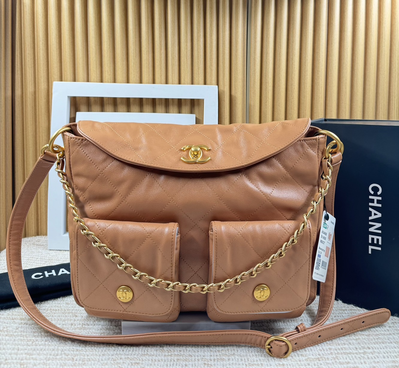 25cm CHANEL HOBO HANDBAG Shiny Leather & Gold-Tone Metal Camel กระเป๋าทรงโฮโบ งานหนังเต็มใบ เกรดออริ สลับแท้ 1:1 ใช้งานต่างประเทศได้