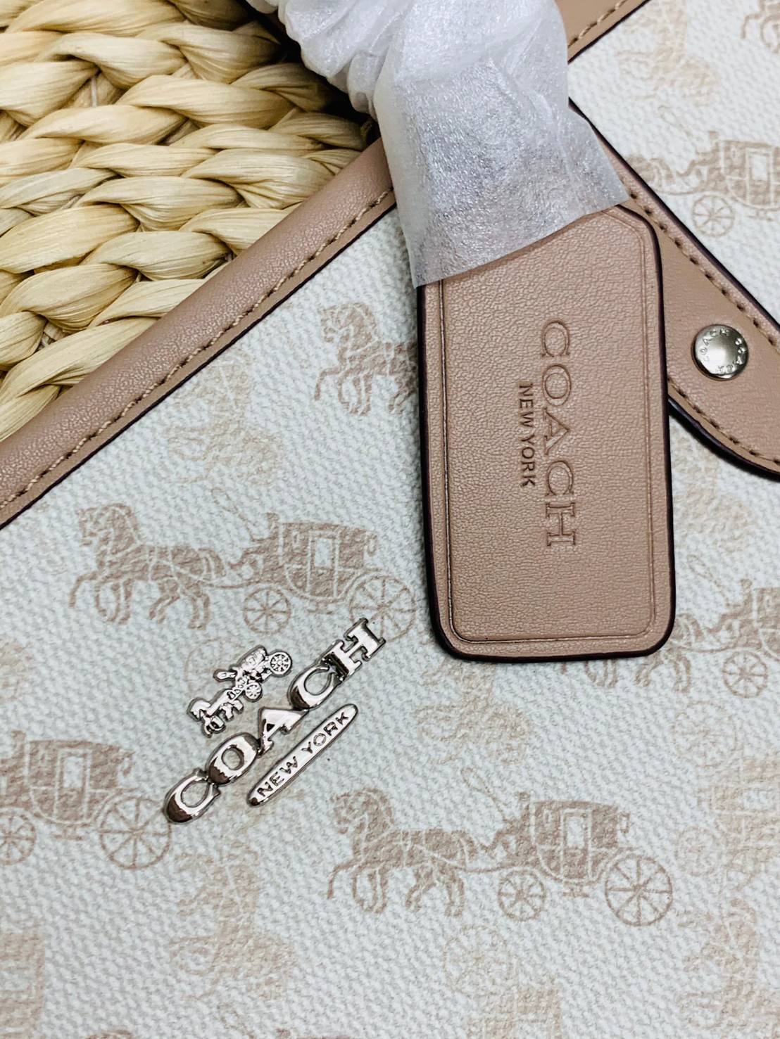 COACH 91107 REVERSIBLE CITY TOTE WITH HORSE AND CARRIAGE PRINT ใช้ได้ 2 ด้าน 🔺ทรง Tote รุ่นแนะนำค่ะ!! วัสดุ pvc อย่างดี นิ่มยวบตัวสวย ลายรถม้าทั้งใบค่ะ (ในไทยหายากค่ะลายนี้) 📌สามารถใช้ได้ทั้งด้านในและด้านนอกนะคะ สวยทั้ง2ด้านเลยทีเดียว เป็น