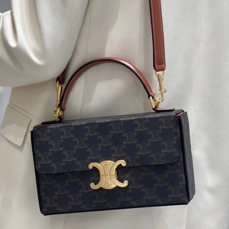 Celine Triomphe shoulder handbag Bag / Celine box triomphe in Natural Calfskin Tan กระเป๋าสะพายเรียบหรูและดูทันสมัยใบนี้ออกมา ให้คุณเลือกสะพายในชีวิตประจำวันเข้ากับการแต่งตัวสบาย ๆ หรือถอดสายถืงออกงานปาร์ตี้สังสรรค์ ก็ช่วยให้คุณดูโดดเด่นได้เช่นกัน นอกจากน