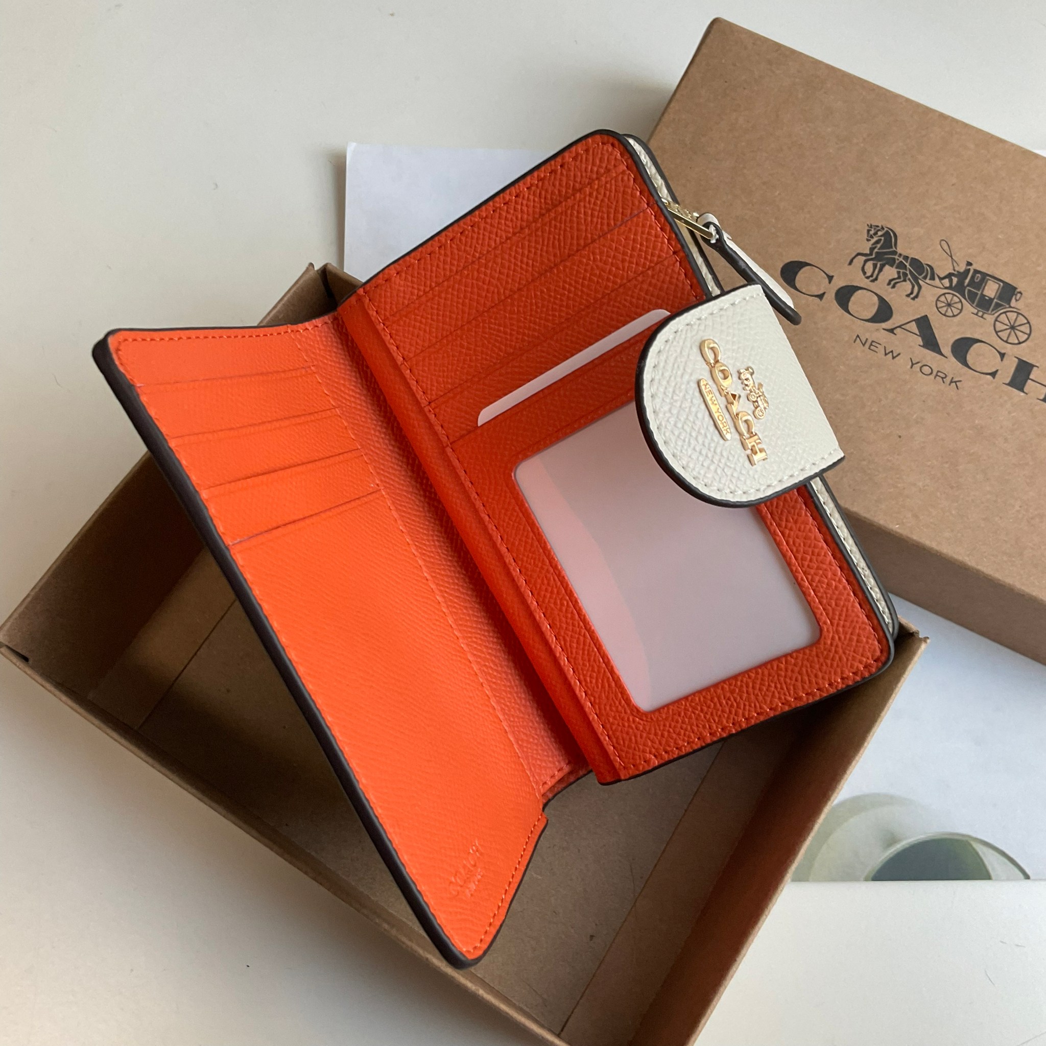 COACH SMALL WALLET IN SIGNATURE CANVAS กระเป๋าสตางค์ใบกลาง แบบพับสองตอน เปิดปิดด้วยกระดุมปั้มแบรนด์ ด้านในมีช่องใส่บัตรหลายช่อง พร้อมช่องใส่รูป และช่องใส่ธนบัตร ด้านหลังมีช่องซิปเหรียญอีกหนึ่งช่อง น้ำหนักเบา พกพาสะดวก อะไหล่ทองสุดหรู ห้ามพลาดค่ะ!