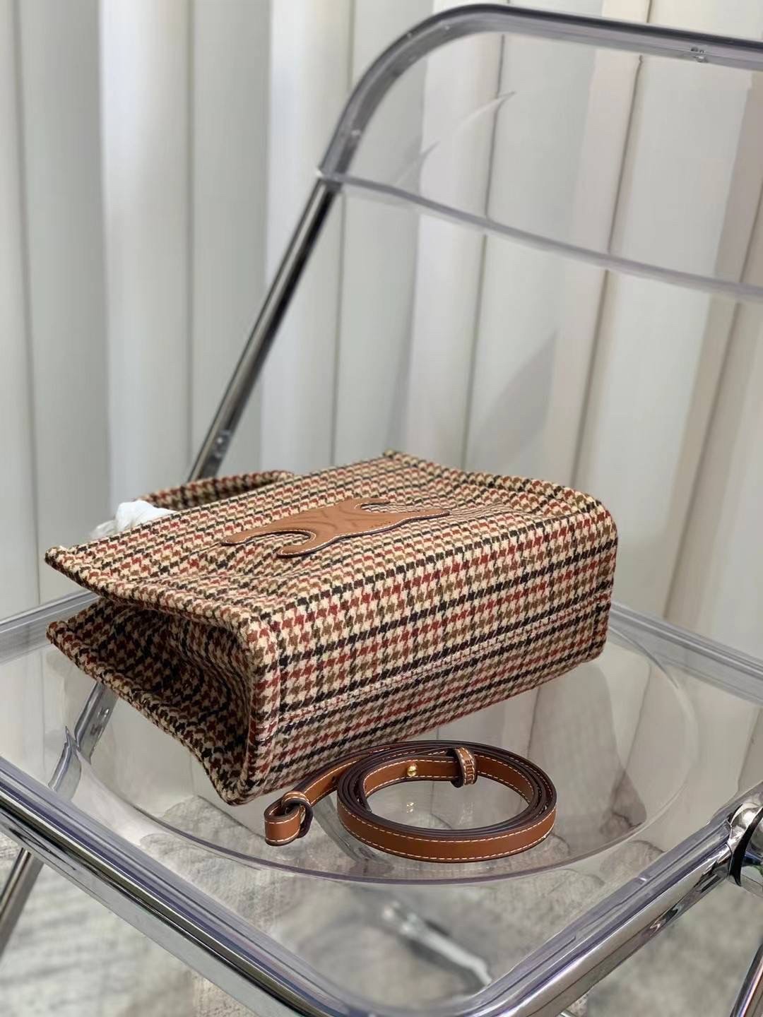 CELINE CABAS THAIS IN TWEED AND CALFSKIN MULTICOLOR / Celine Tote bag รุ่นใหม่ล่าสุด! CELINE MINI CANVAS BAG กระเป๋าผ้าลายสก๊อตสุดเก๋ รูปทรงสวย ขนาดมินิน่ารัก ประดับโลโก้หนังด้านหน้า ช่องใหญ่ด้านในบุผ้าสีเบจ จุของได้กำลังดี