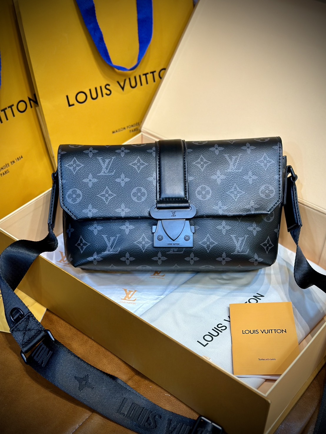 พร้อมส่ง 3 สี LV S-Cape Messenger Monogram Eclipse / LV Messenger Bag กระเป๋าทรงแมสเซ็นเจอร์ แบบคลาสสิกสวยงามเป็นเอกลักษณ์ เกรดออริ