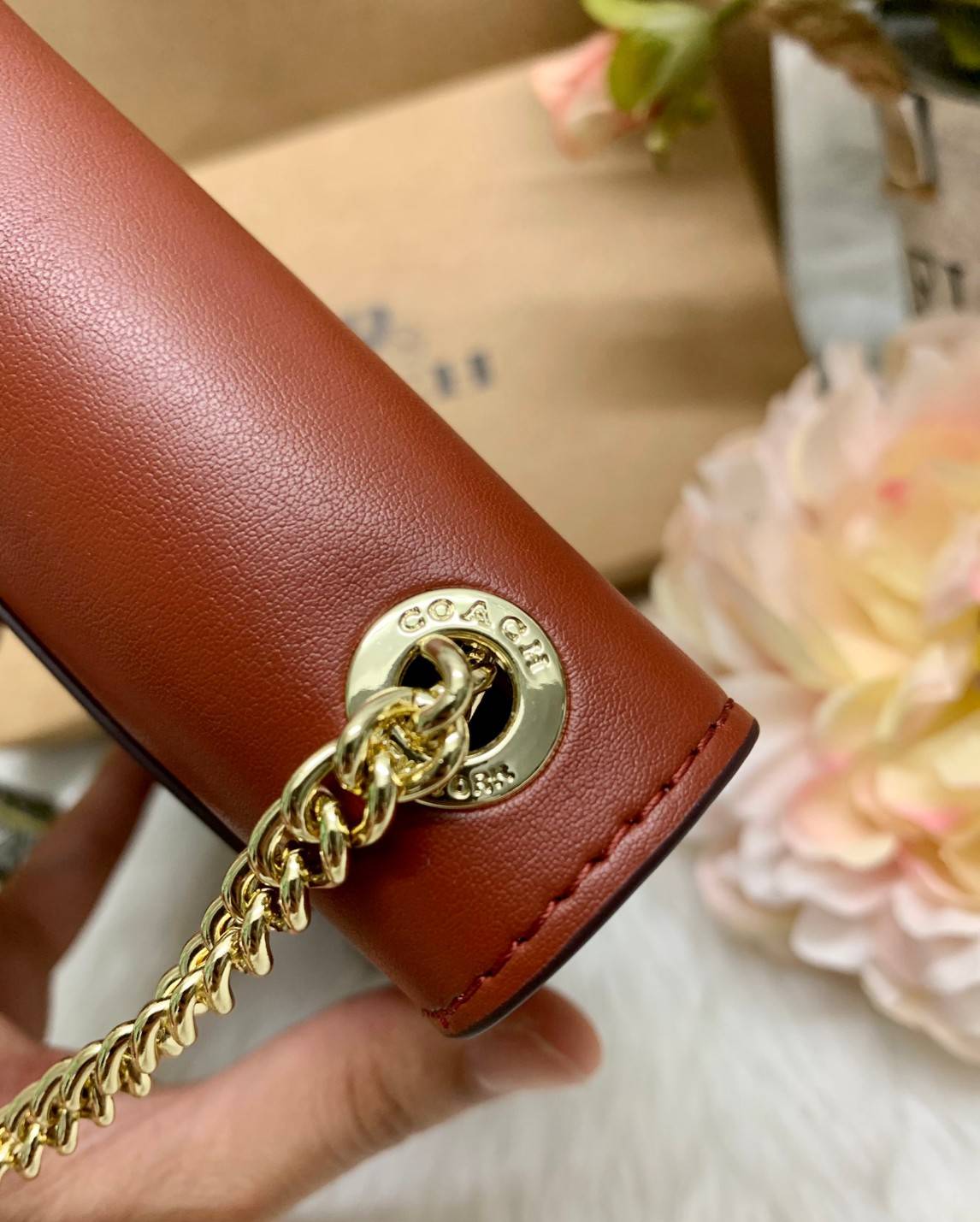 COACH PHONE CASE CROSSBODY BAG ((73486//76988//76357//39955//91046)) COACH NORTH/SOUTH CROSSBODY IN SIGNATURE CANVAS กระเป๋าใส่โทรศัพท์รุ่นนี้ มีความโดดเด่นทั้งดีไซน์และคุณสมบัติในการใช้งาน ด้วยลวดลายที่มีซิกเนเจอร์เป็นเอกลักษณ์แล้ว ด้านหลังยังมีช่องใส่กา