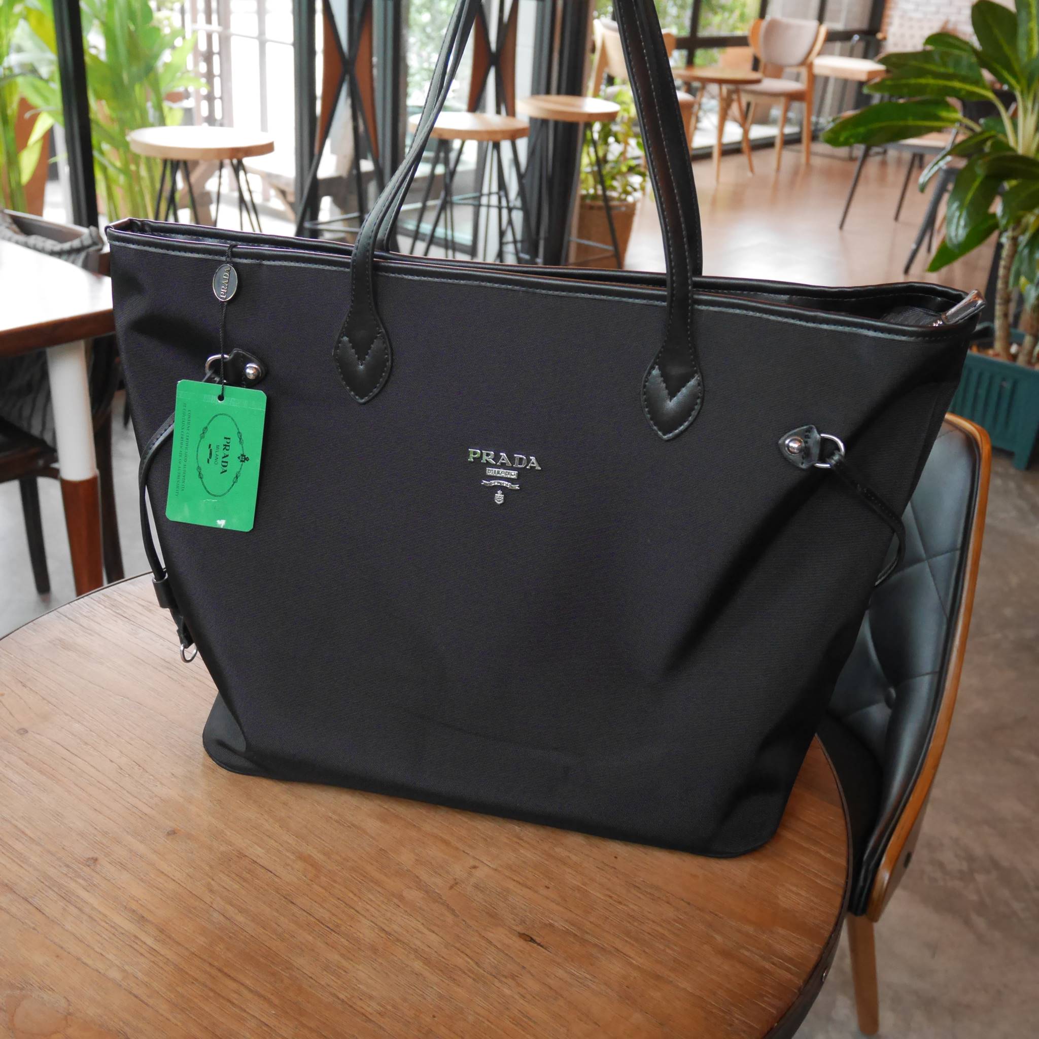 ใบใหญ่ที่สุดในสต้อคไปเลยค้าาา 😲😲 คุ้มจุใจสาวๆค้า ใบนี้ Must Have item! กระเป๋าสะพายทรง TOTE ใบใหญ่ จากพรีเมี่ยมกิ้ฟท์เคาเตอร์แบรนด์ PRADA เปิดปิดด้วยซิป สะพายไหล่ได้ ไม่ติด จุคุ้มมากสุดๆค่ะ ใส่เสื้อผ้า 1-2 วันได้สบาย ด้านข้างสามารถปรับได้ส