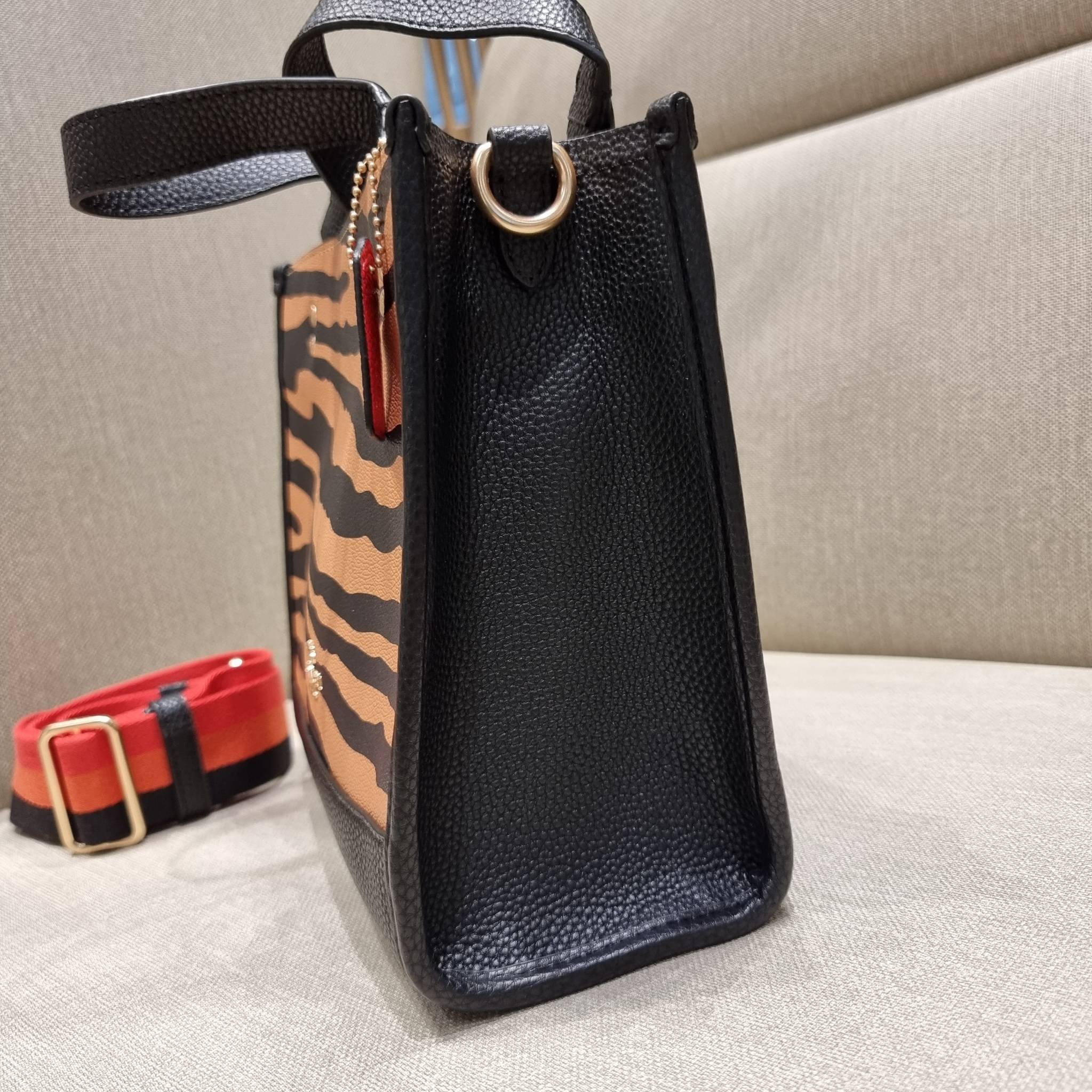 COACH C6988 DEMPSEY TOTE 22 WITH TIGER PRINT ใหม่ล่าสุดน้องเสือนำทรัพย์ 🐯🐯 คอลเลคชั่นฉลองปีเสือต้องมาจ้า กับรุ่นสวยคลาสสิค กระเป๋าทรงโท้ท ขนาดน่ารักน่าใช้มากๆ ดีไซน์พริ้นท์ลายเสือดึงดูดสายตา สวยมีสเน่ห์ที่สุด!! ฟังก์ชั่นการใช้งานสะดวก มีทั