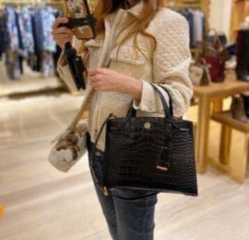 Tory Burch Walker Embossed Small Satchel Collection นี้เหมาะสำหรับผู้หญิงที่มีความสุขุมและเป็นผู้ใหญ่ เพราะดีไซน์ของกระเป๋าหนังรุ่นนี้ได้ผลิตออกมาโดยเน้นความเรียบง่าย เป็นทางการและดูแพง