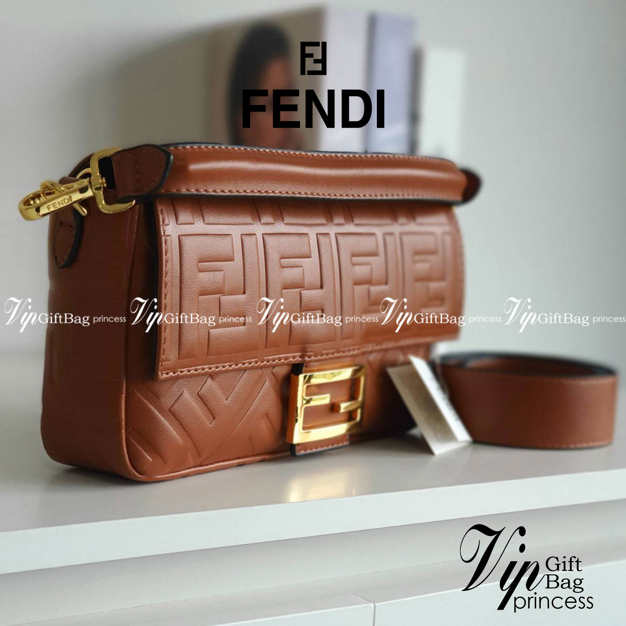 รุ่นใหม่แนะนำ!! **สวยหรูมาก กับ FENDI BAGUETTE BAG วัสดุหนังแท้ทั้งใบ ปั้มจมสัญลักษณ์แบรนด์สวยหรูมาก ด้านในบุผ้าปั้มแบรนด์ เปิดปิดด้วยกระดุมแม่เหล็ก ช่องโล่งกว้างพร้อมช่องซิป สามารถใส่ กระเป๋าสตางค์ยาวได้ มือถือได้ทุกรุ่น มาพร้อมสายสะพาย2แบบ ถอดปรับเปลี่ย