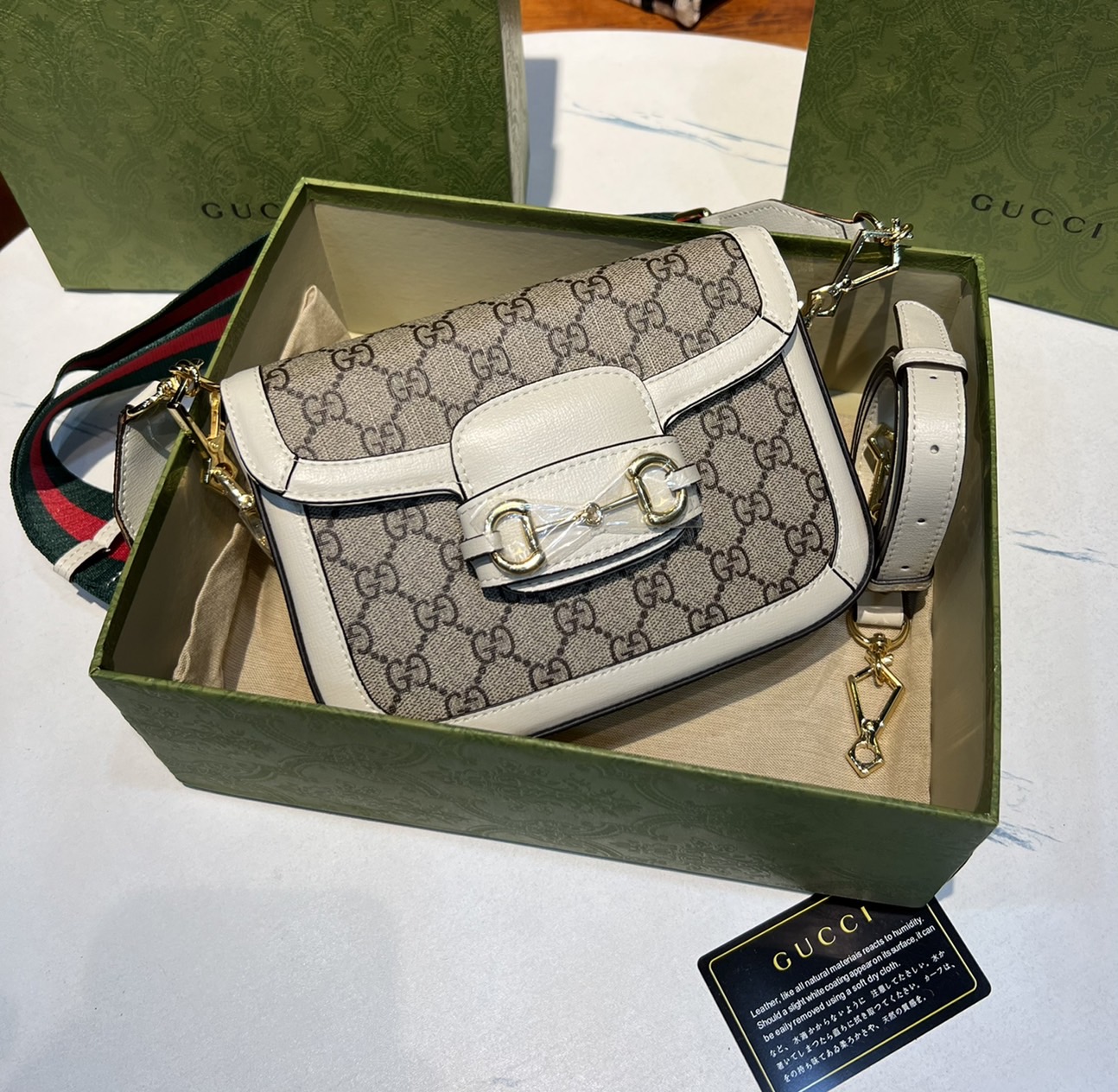 หนังแท้ GUCCI Horsebit 1955 mini bag GG Supreme canvas ที่สุดของรุ่นที่ฮอตหนักมาก คอลเลคชั่นที่ยอดขายดีตั้งแต่วันแรกที่ลง shop ด้วยรูปทรงที่กะทัดรัด ตอบโจทย์ได้ทุกลุค ทุกไลฟ์สไตล์ ใช้งานได้ง่ายคล่องตัว เรียกได้ว่าใครไม่มีได้ยังไง สวยขนาดนี้!!