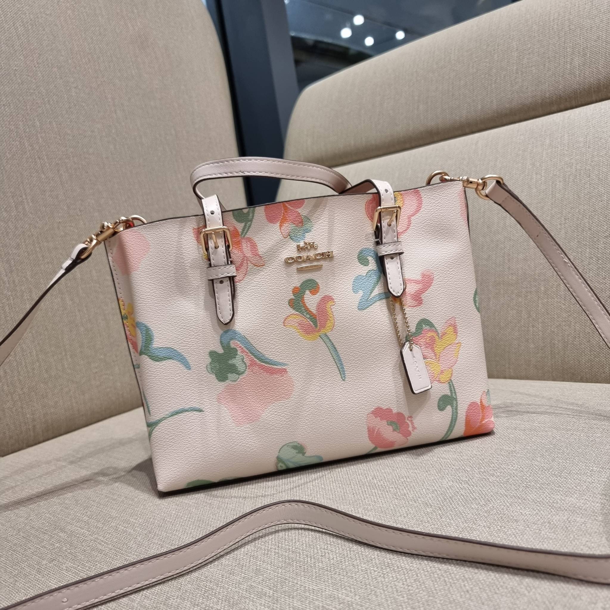 COACH C8217 MOLLIE TOTE 25 WITH DREAMY LAND FLORAL PRINT คอลใหม่ล่าสุด ยังไม่เข้า shop ไทย สวยๆแบบไม่ต้องรอพรีฯให้ยาวนาน กับกระเป๋าโท้ทไซส์เล็กที่สาวๆต่างก็ต้องปักใจรัก สวยสมใจ ดีไซน์ลวดลายดอกไม้ คละเคล้าเต็มใบ ละมุน สดใส น่าใช้สุดๆ วัสดุหนังแคนวาส ภายในโ