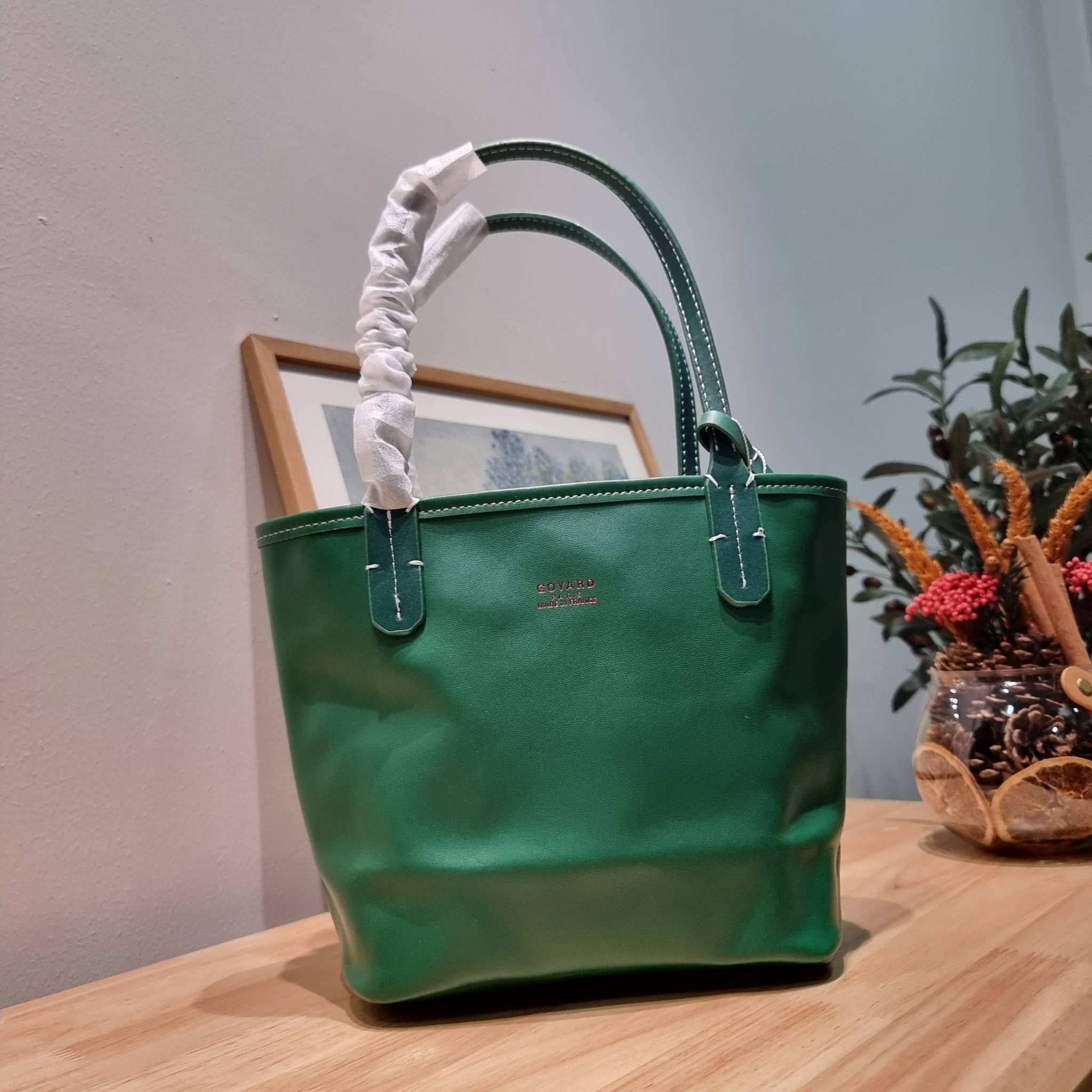 GOYARD MINI ANJOU REVERSIBLE TOTE ฮอตไอเท็ม กับกระเป๋าสะพายทรงโท้ท ไซส์มินิ กะทัดรัดมาก มาครบสีขายดี เลิศทุกสี รูปทรงคลาสสิค ดีไซน์เป็นเอกลักษณ์ ใช้งานได้หลากหลาย สามารถกลับด้านใช้ได้แบบไม่มีเบื่อ