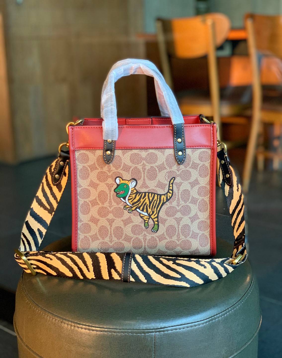 COACH LUNAR NEW YEAR FIELD TOTE 22 IN SIGNATURE CANVAS WITH TIGER REXY ((C7767)) 📌พร้อมส่งที่ไทย ต้อนรับปีเสือนี้กันค่าา! กระเป๋าทรงTote หนังแท้สวย 🔺ด้านหน้า สกรีนลาย Tiger Rexy อันเป็นสัญลักษณ์ประจำปีกันเลยค่ะ ปากกระเป๋าเปิดปิดแบบกระดุมแม