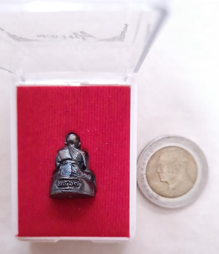 สินค้าหมดค่ะ รูปหล่อหลวงปู่ดู่เนื้อทองแดง ปี 2563 วัดสะแก ใต้ฐานมีโค้ด พร้อมกล่องเดิมค่ะ