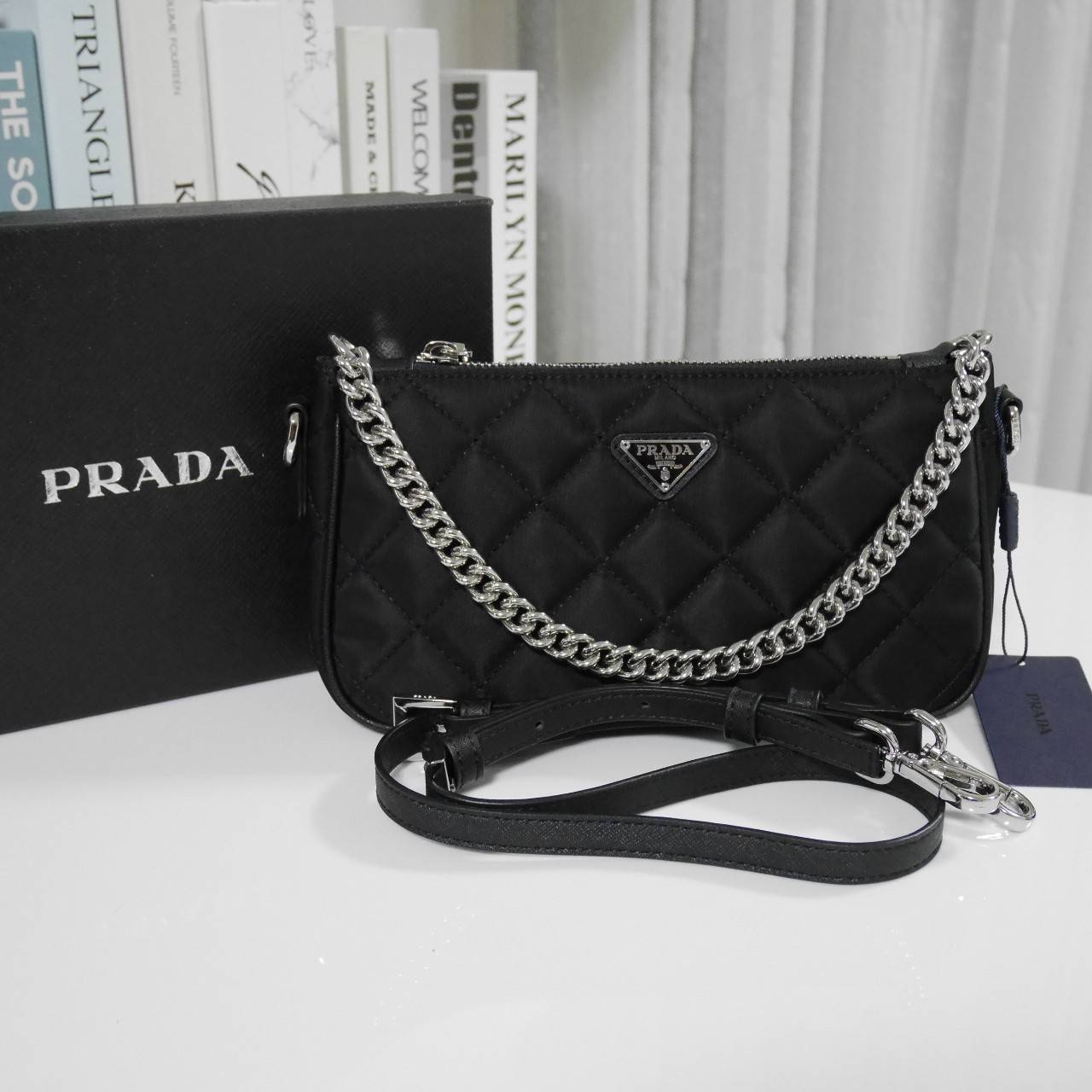 PRADA Tessuto Nylon Crossbody Bag ✨ กระเป๋าผ้าไนล่อนลายตาราง ขนาดกำลังดีกำลังน่ารักเลยค่ะ เหมาะกับการใช้เป็น EVERYDAY LOOK สุดๆ ใบนี้ห้ามพลาดเลย
