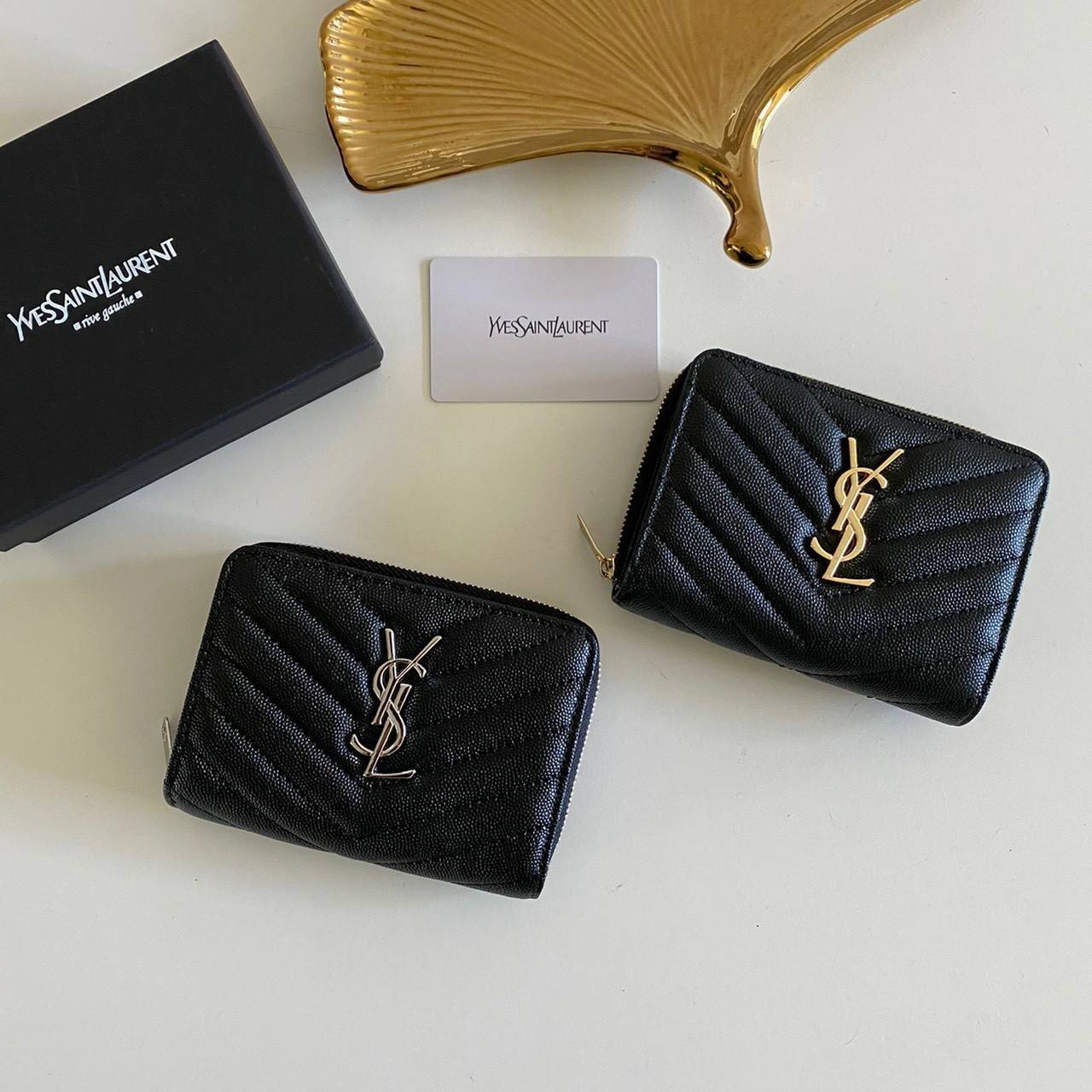 VIP GIFT 】หนังแท้ YSL Saint Laurent monogram compact zip short wallet มาแล้วจร้า ถามหากันเยอะมากๆ กระเป๋าสตางค์ใบสั้นที่ใส่แบงค์ ใส่บัตร ใส่เหรียญได้เยอะสุดๆ มีสองด้านซิปและพับ ใบเดียวครบจบเลย หนังสวยมาก ละเอียดสุดๆ