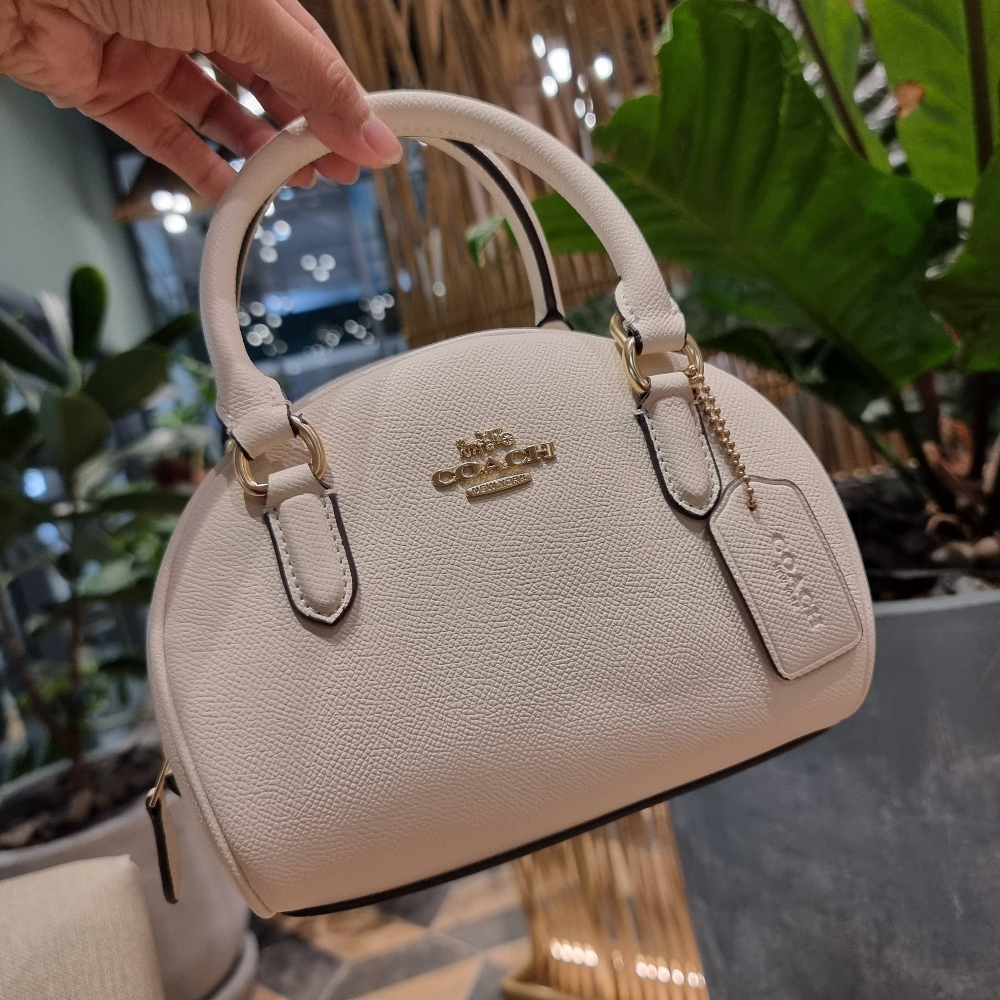 COACH SYDNEY SATCHEL BAG CA202 CA591 CB596 ใหม่ล่าสุด กับคอลที่สาวๆต้องหลงรัก กระเป๋าสะพายทรง satchel ที่มีรูปทรงดึงดูดสายตา สวยแรกเห็น วัสดุหนัง crossgrain พร้อมหูจับในตัว เปิด-ปิดด้วยซิป ภายในโล่งกว้าง ขนาดกำลังดี มีสายครอสให้ ปรับได้ตามชอบ ใบจริงลูกคุณ