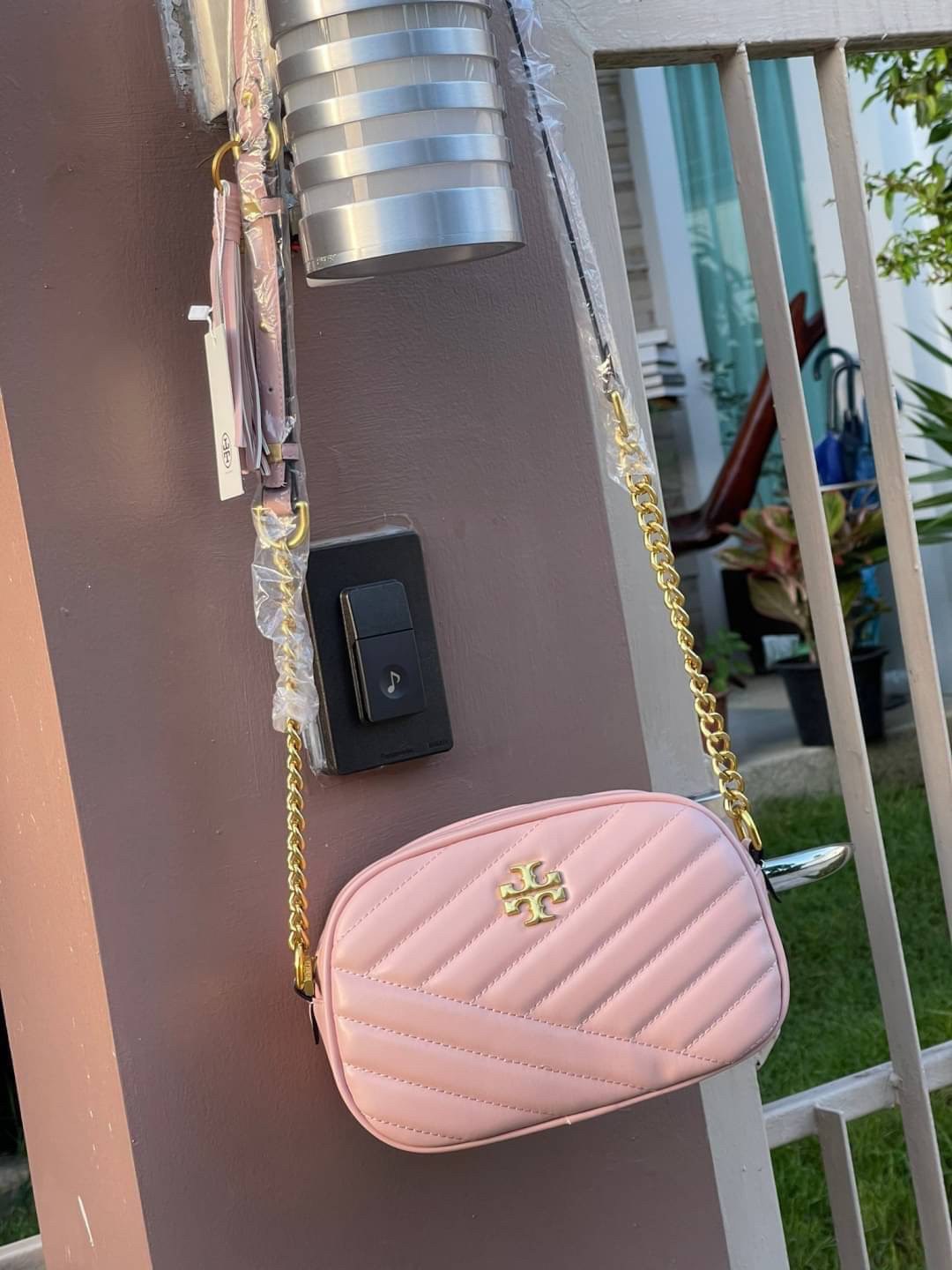 Tory Burch KIRA CHEVRON SMALL CAMERA BAG สาว ๆ ลุคคุณหนูไม่ควรพลาด Collection นี้เลยนะคะ เพราะ Kira Chevron เป็นรุ่นที่ตอบโจทย์และครองใจสาว ๆ ได้อย่างแท้จริง เนื่องจากมีดีไซน์เรียบหรู โดยใช้เทคนิคการเย็บบนหนังเป็นลายเส้น (Chevron) ทำให้กระเป๋าดูมีราคามากย