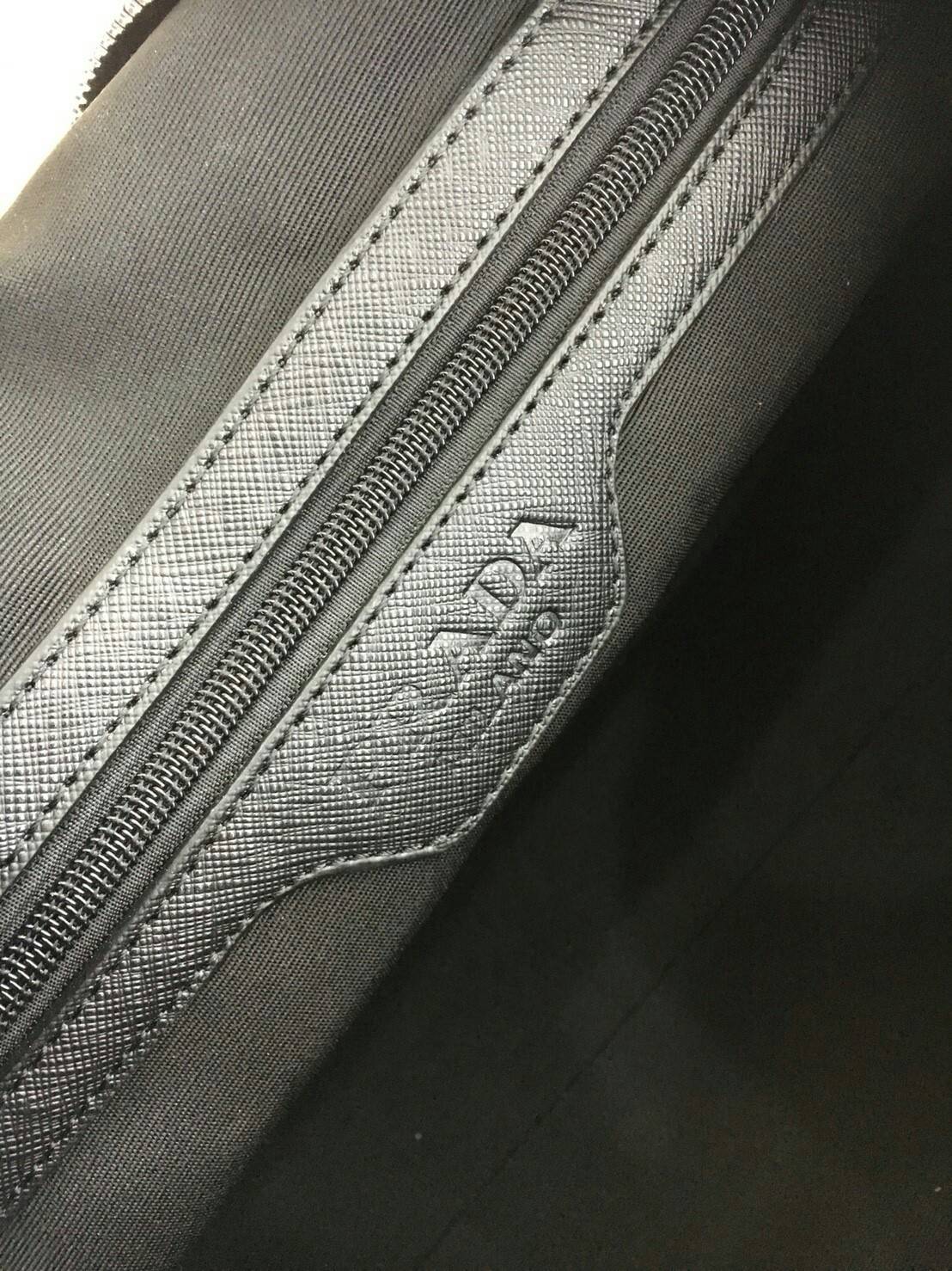 New arrival ! ของมันต้องมี♡ มาใหม่กับ กระเป๋าทรง Travel Bag ใส่ของได้เยอะมาก ไปต่างประเทศได้สบายคะ หมดห่วง ผู้หญิงทุกคนต้องมี ตัวกระเป๋าทำจากผ้า Nylon อย่างดี สามารถกันน้ำได้ ทรงสวยมากคะ มีความอยู่ทรงในระดับนึง ด้านหน้ามีโลโก้สวยงาม อะไหล่เงินทั้งใ