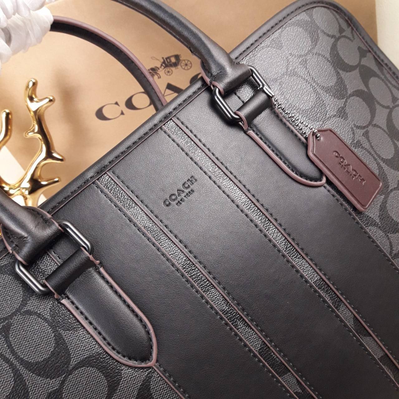 COACH BOND BRIEF IN SIGNATURE CANVAS (COACH F23212)🍁 หนุมๆสาวๆ สาวก Unisex พลาดไม่ได้เลย ลุยงานได้จริง รุ่นนี้เลย//วัสดุแคนวาส ผสมกับหนังแท้ คุณภาพ ทนทาน หนาแน่น ใส่เอกสาร ใส่โน๊ตบุ๊ค ลุยงานได้แบบ Real life จริงๆ ฟังก์ชั่นครบมาก >>มีสายสะพาย