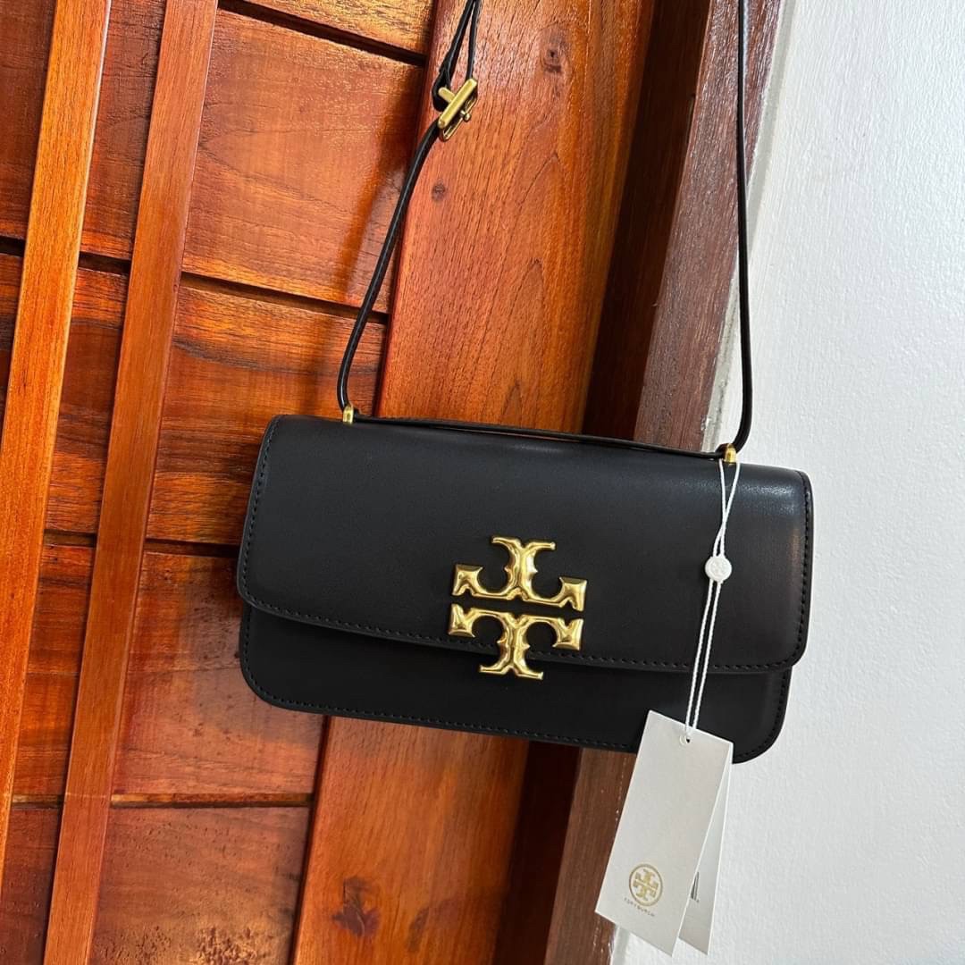 TORY BURCH ELEANOR SMALL LONG CONVERTIBLE SHOULDER กระเป๋าสะพายทรงยาว E/W Eleanor Convertible สูดหรู ดูแพง หนังแท้ เรียบสวยหรู โดดเด่นด้วยป้ายโลโก้สีทอง ลาย Double T อันเป็นเอกลักษณ์ ภายในช่องโล่งกว้างสามารถใส่โทรศัพท์ได้ทุกรุ่น สามารถใส่กระเป๋าสตางค์ใบยา