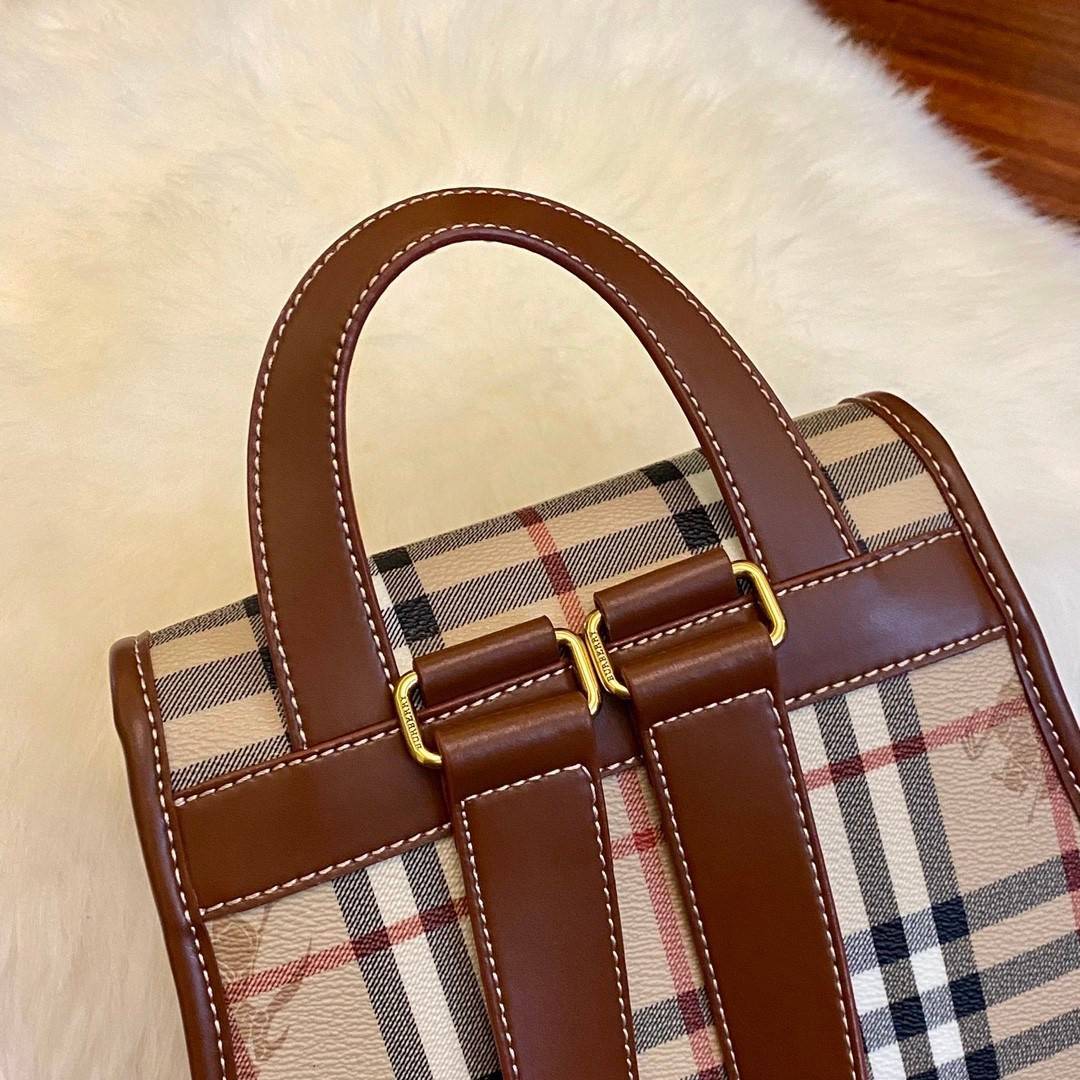 BURBERRY BACKPACK VIP GIFT WITH PURCHASE (GWP) พรีเมี่ยมกิ๊ฟ Limited Edition จาก BURBERRY *กระเป๋าเป้ วัสดุหนัง PVC หนา มีช่องใส่ของหลายช่อง พร้อมช่องซิปหน้า เปิดปิดด้วยหมุดล็อค ภายในมีช่องใส่ของโล่งกว้าง สามารถใส่ของได้หลากหลาย สายสะพายหลังปรับได้ฟรี อะไ