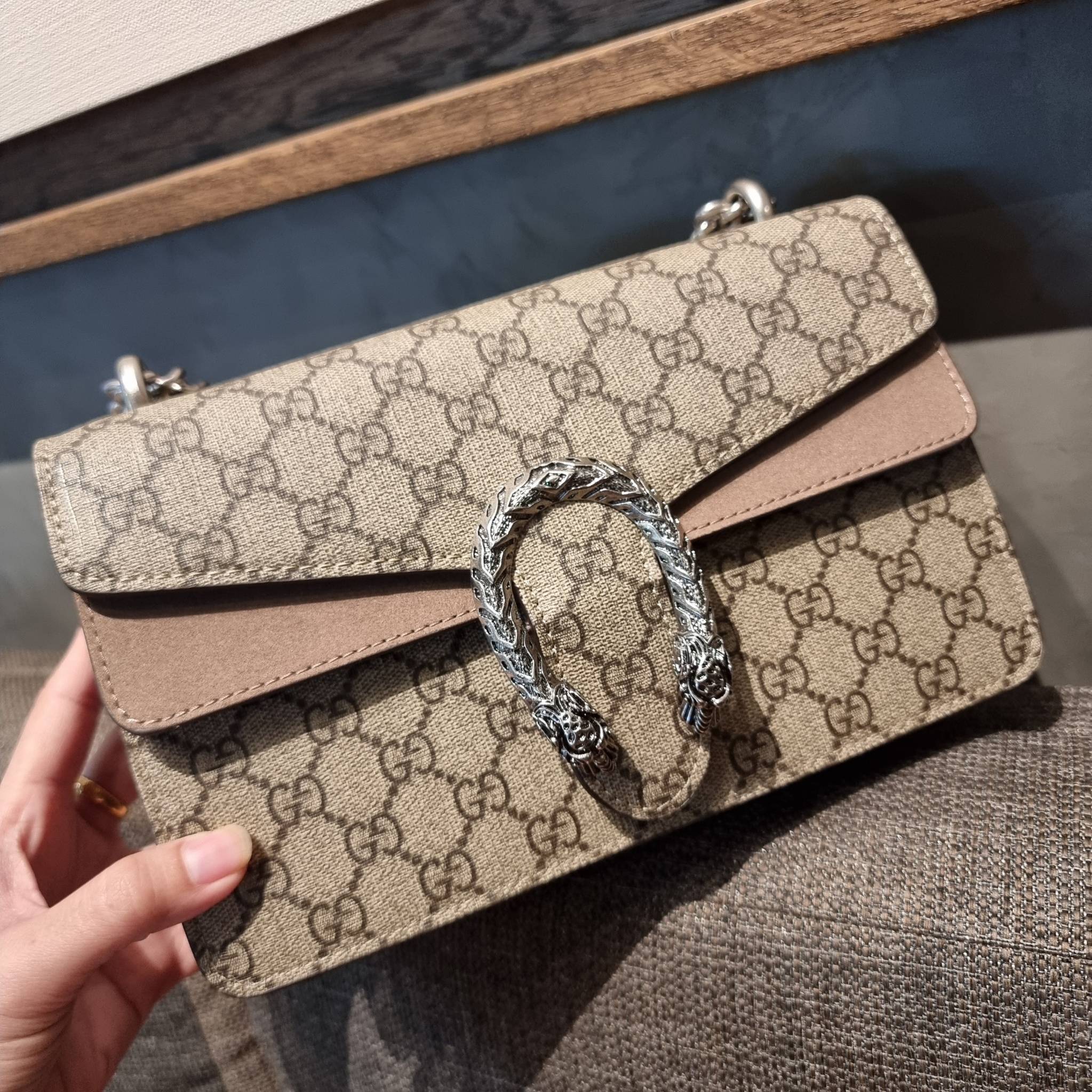 Gucci Small Dionysus GG Shoulder Bag ฮอตสุดไม่มีใครเกิน สวยจริงไม่ทิพย์!! GC CROSSBODY BAG WITH GWP สุดคุ้มจาก duty free กับกระเป๋าสะพายรุ่นที่สาวๆต้องไม่พลาด!! ดึงดูดและสะกดสายตาด้วยอะไหล่ดีเทลหรูรูปหัวสิงโต วัสดุหนังแคนวาส ทนทาน ดูแลรักษาง่าย เปิด-ปิดด้