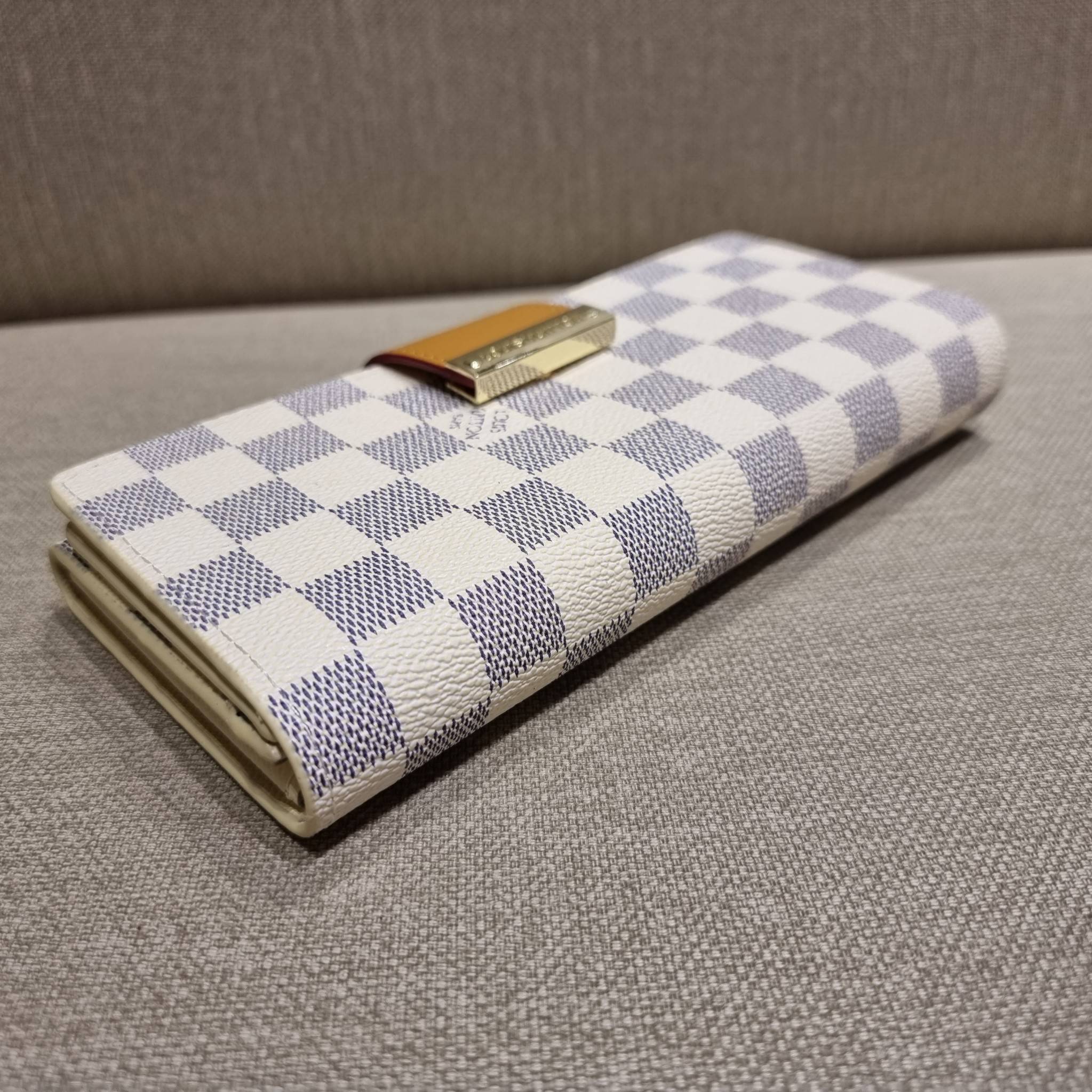 VIP 】ได้เวลาเปลี่ยนกระเป๋าสตางค์รับทรัพย์กันแล้ว!! LV vip wallet กระเป๋าสตางค์พรีเมี่ยมกิ๊ฟ เป็นไอเท็มหายาก ที่สาวๆต้องว้าว!! ใบยาวขนาดกำลังเหมาะมือ ถือแล้วขับผิวทุกสี วัสดุหนังแคนวาส ทนทาน เปิด-ปิดด้วยกระดุม ภายในมีช่องใส่บัตรเยอะมาก แบ่งสัดส่วนสวย ใส่ธน