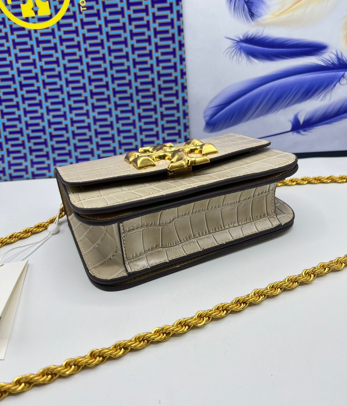 6 สี Tory Burch Croc Eleanor Small Bag / TORY BURCH ELEANOR CROC EMBOSSED LEATHER กระเป๋าสะพายหนังพิมพ์ลายจระเข้ ดีไซน์หรูหรา โด่นเด่นด้วยโลโก้แบรนด์อะไหล่ด้านหน้า และสายสะพายโลหะสีทอง