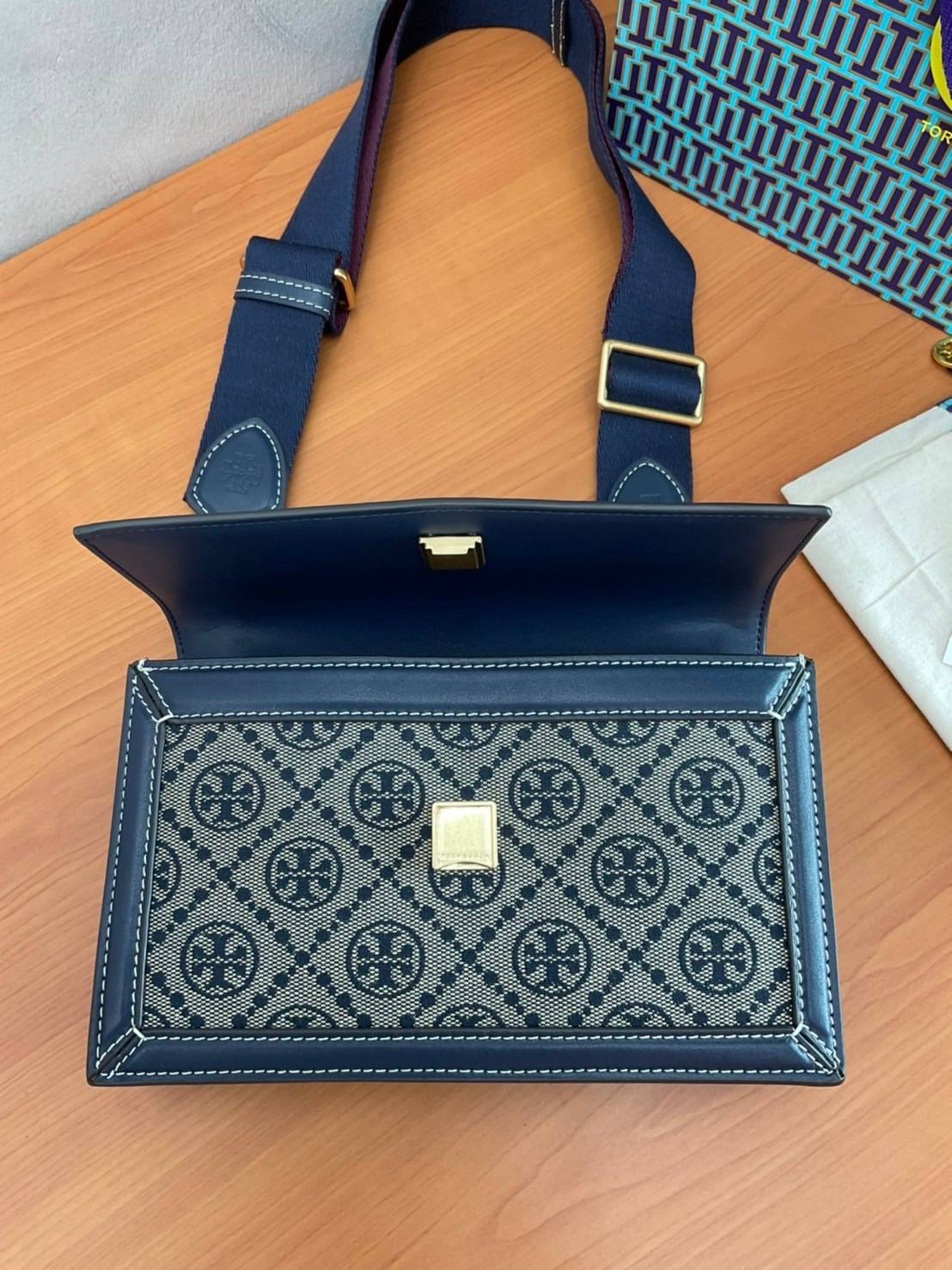 TORY BURCH 81000 MINI T MONOGRAM JACQUARD SHOULDER BAG คอลเลคชั่นฤดูใบไม้ผลิ 2021 กระเป๋าสะพายรุ่นใหม่จาก Tory Burch ดีไซน์สวยคลาสสิค แฝงไว้ด้วยความหรู ลวดลายผ้าแจ็คการ์ด T Monogram บนกระเป๋า Tory Burch นี้ เป็นการยกย่องให้กับงานควิลท์ชาวเพนซิลเวเนียดัตช์