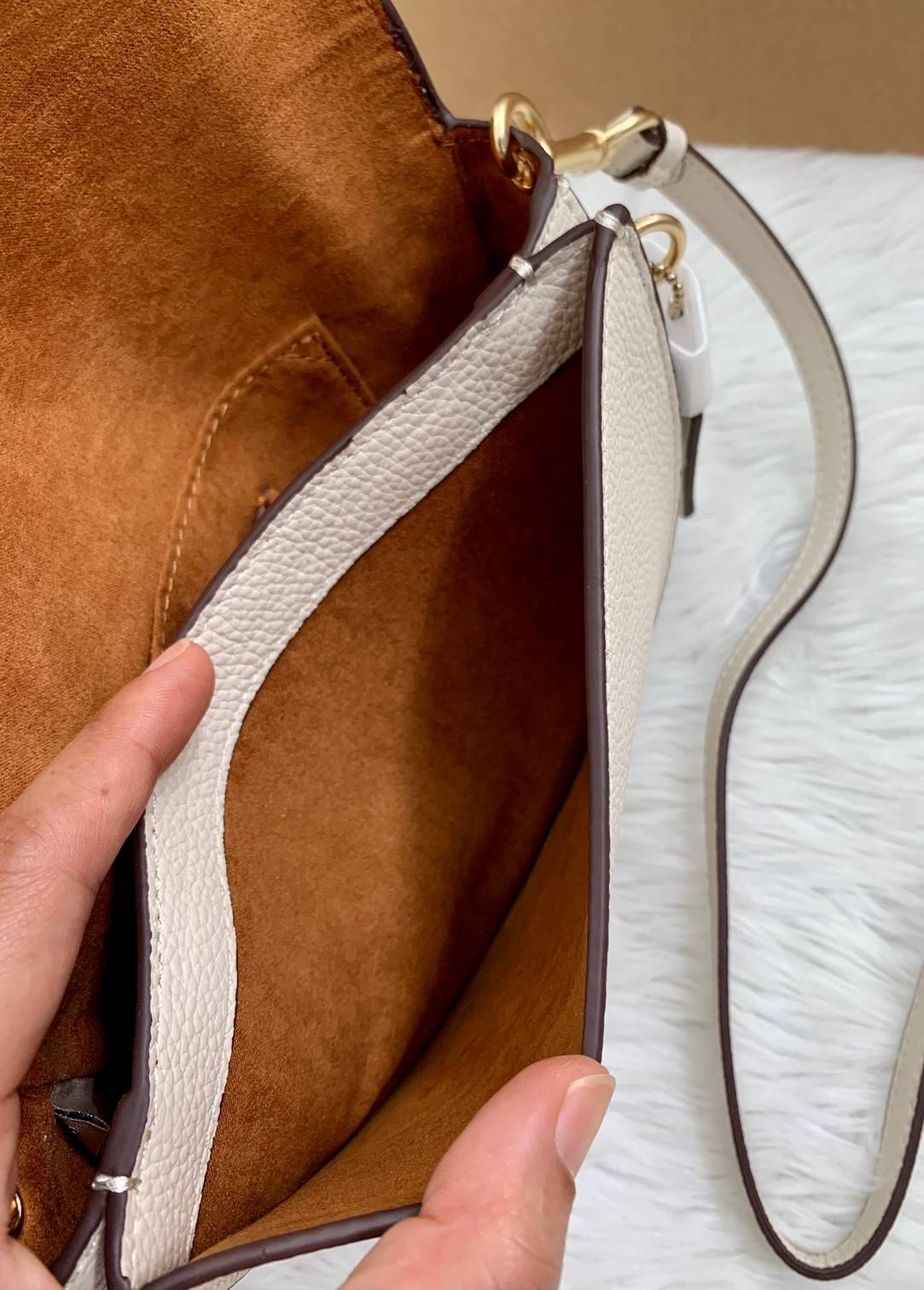 พร้อมส่งที่ไทยครบทั้ง6สีค่ะ 😘 Coach Ellen Crossbody In Signature ((C1432)) กระเป๋าทรงฮาฟมูนรูปทรงคลาสสิก ออกแบบให้มีลักษณะโค้งมน ไม่ดูเป็นทรงแข็งจนเกินไป ดีไซน์และสีของกระเป๋ายังเรียบง่าย เข้าได้กับทุกชุด สะพายครอสบอดี้ร์//สะพายข้าง หรือถือแบบคลัท