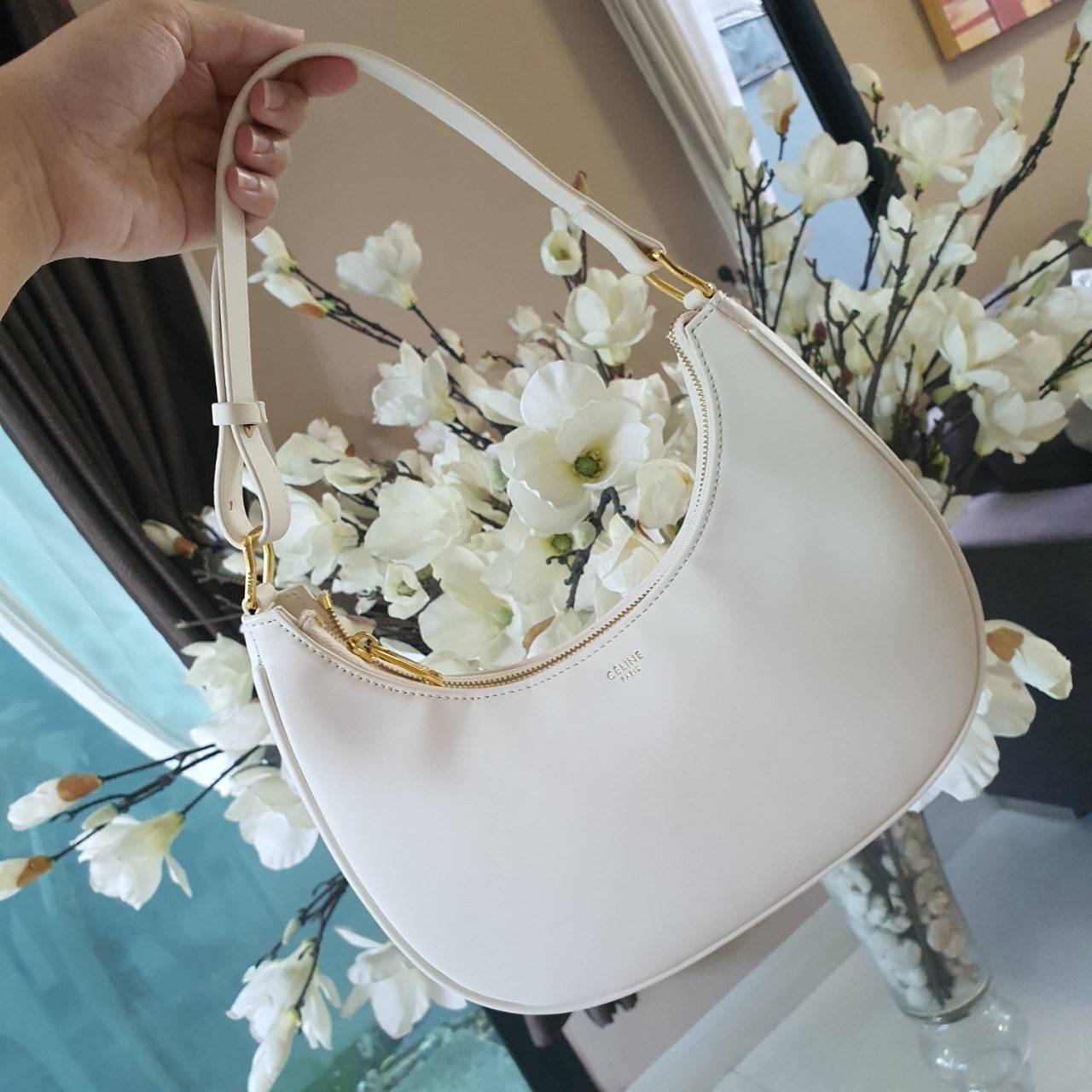 CELINE SHOULDER BAG VIP GIFT WITH PURCHASE (GWP) AVA BAG IN SMOOTH CALFSKIN พรีเมี่ยมกิ๊ฟ Limited Edition จาก CELINE HAUTE PARFUME DUTYFREE COUNTER วัสดุหนังสังเคราะห์เรียบสวย ดีไซน์สวยหรูฮิตสุดในเกาหลี! หนังสวยอยู่ทรงกันน้ำ เปิดปิดด้วยซิปแบรนด์ ภายในโล่ง