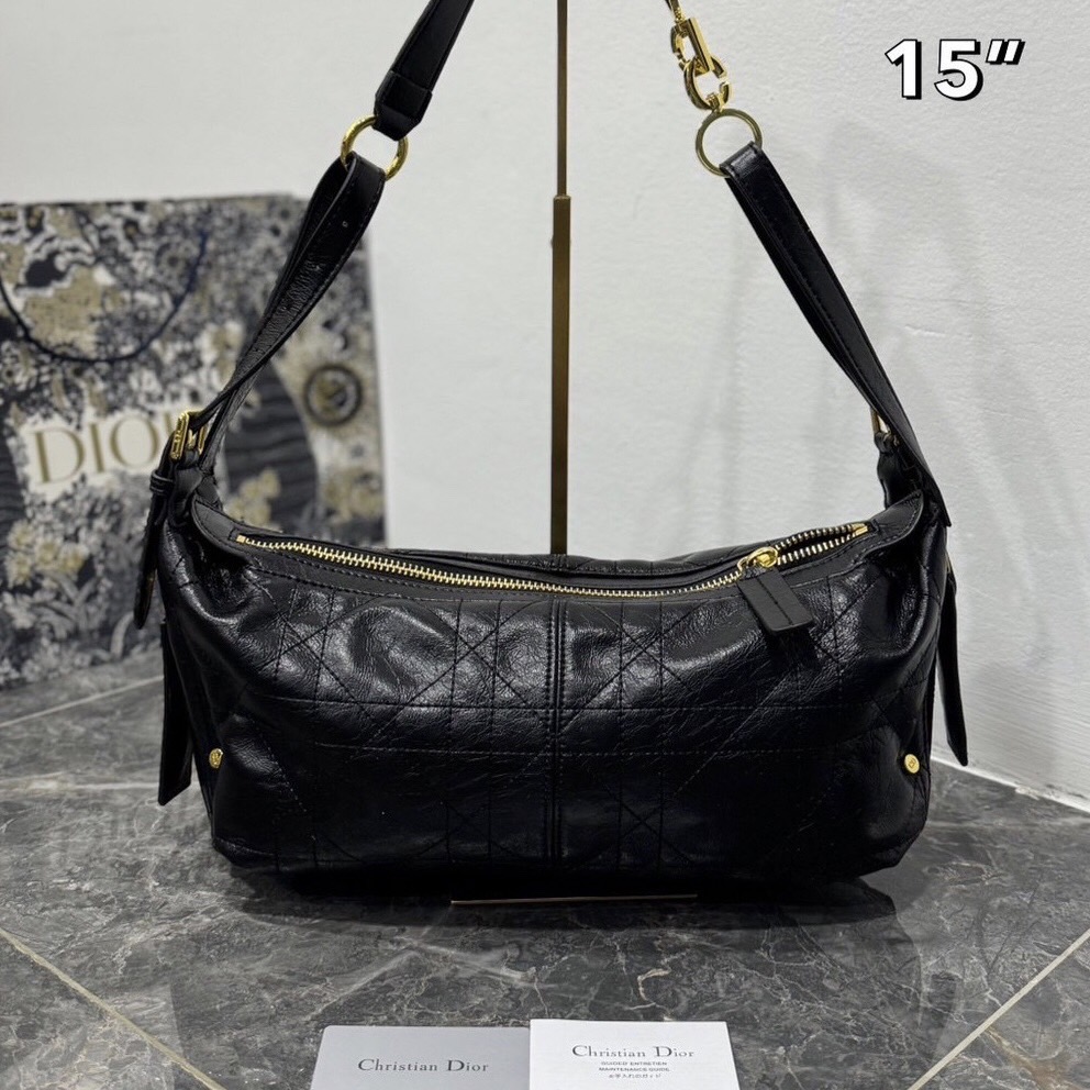 Dior Medium D-Journey Bag 35cm กระเป๋าสะพายนิยามใหม่ดีไซน์ทันสมัย โดดเด่นด้วยรูปทรงโฮโบที่มาพร้อมกับดีไซน์ที่นุ่มนวลและทันสมัย ดีเทลดูดีมีกิมมิคในตัว ภายในโล่งกว้าง