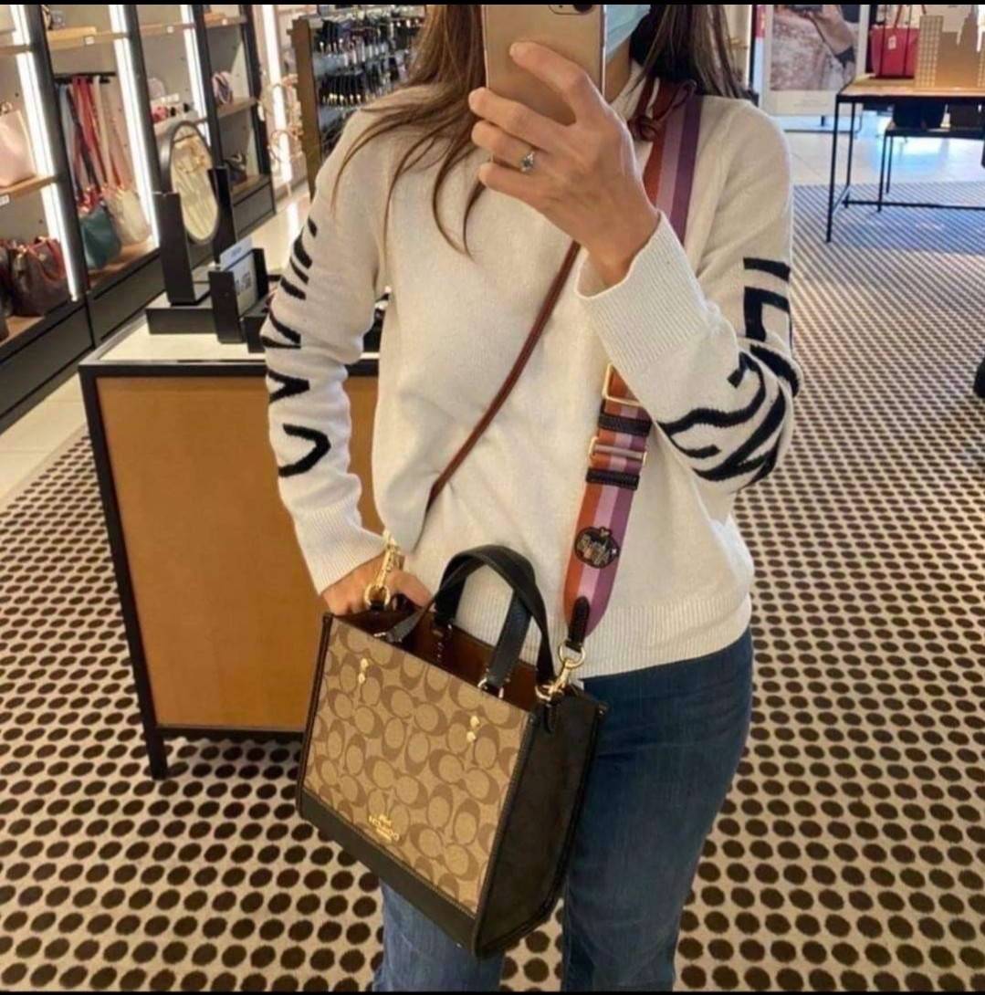COACH C6918 DEMPSEY TOTE 22 IN SIGNATURE CANVAS WITH DISCO PATCHES คอลเลคชั่นคลาสสิค ที่มาพร้อมดีเทลใหม่ กระเป๋าทรงโท้ท ขนาดน่ารักน่าใช้มากๆ สาวๆถูกอกถูกใจกันนับไม่ถ้วน!! รอบนี้เพิ่มลูกเล่นที่สายสะพาย ดีไซน์กึ่งสปอร์ต ทำให้ใช้งานได้ไม่มีเบื่อ ฟังก์ชั่นการ