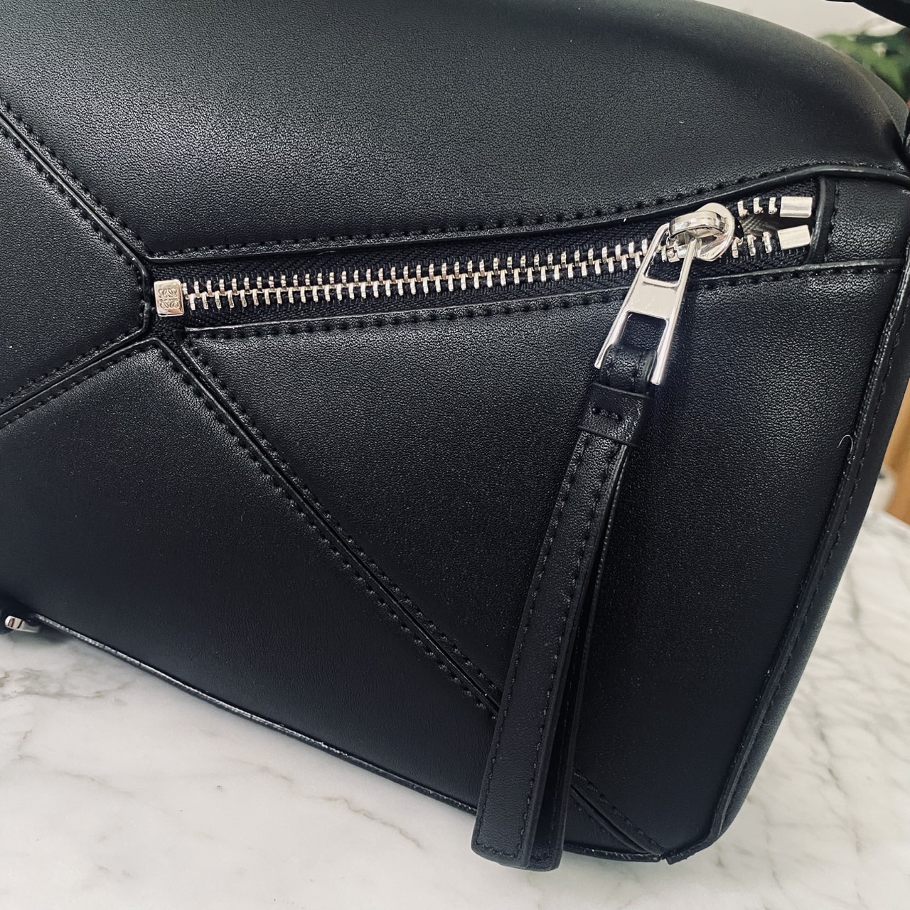 LOEWE Puzzle bag in smooth leather กระเป๋าสะพายทรงกล่องเรียบแต่หรูคูลและเท่ห์ สุดยอดแบรนด์ที่ดีไซน์เป็นเอกลักษณ์ โดดเด่น สไตล์พัซเซิล ใช้ได้ทั้งชายหญิง