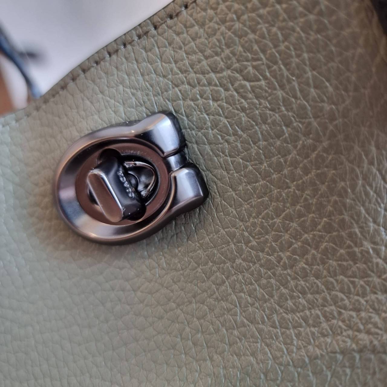 COACH C8561 C8869 WILLOW TOTE 24 IN COLOR BLOCK น้องสาวลุคลูกคุณมาแล้วจ้า กระเป๋าถือ/สะพาย ดีไซน์คัลเลอร์บล็อค ลงตัว เรียบหรู ใบจริงคือผู้ดี๊ผู้ดี ใช่ได้ทุกๆโอกาส วัสดุหนัง pepble อยู่ทรง เปิดปิดด้วยตัวบิดล็อค และอีกฝั่งเป็นกระดุมแม่เหล็ก ภายในโล่งกว้าง ใ