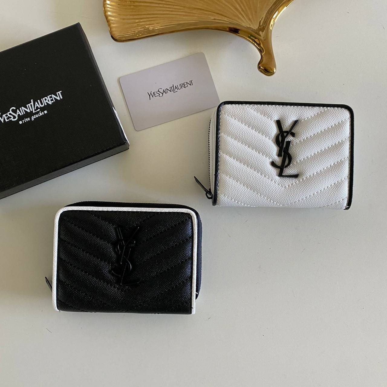 VIP GIFT 】หนังแท้ YSL Saint Laurent monogram compact zip short wallet มาแล้วจร้า ถามหากันเยอะมากๆ กระเป๋าสตางค์ใบสั้นที่ใส่แบงค์ ใส่บัตร ใส่เหรียญได้เยอะสุดๆ มีสองด้านซิปและพับ ใบเดียวครบจบเลย หนังสวยมาก ละเอียดสุดๆ