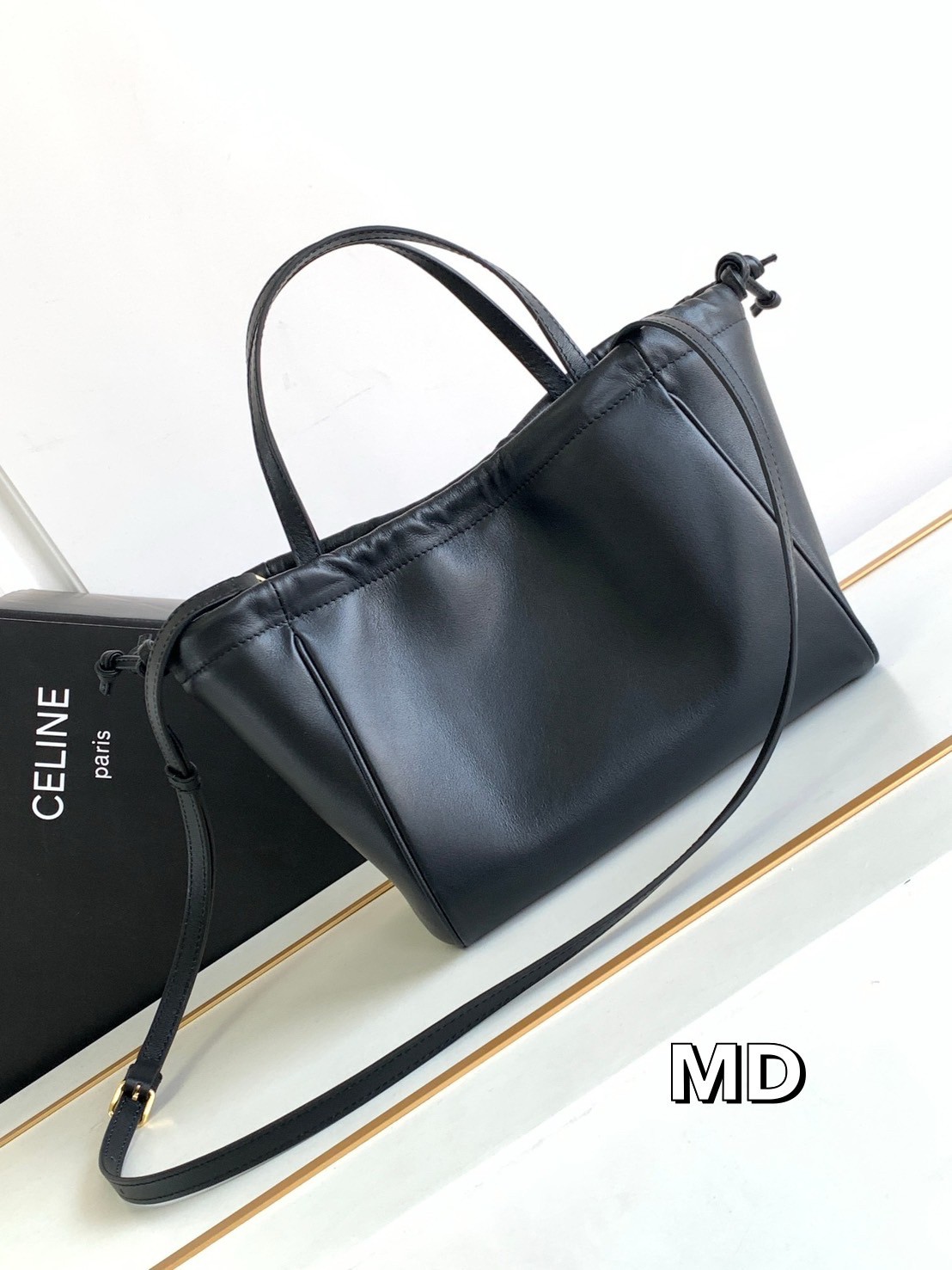 CELINE Small Cabas Drawstring Cuir Triomphe / CELINE TOTE BAG กระเป๋าทรงโท้ทน่ารักน่าใช้ ตัวกระเป๋าหนังนุ่มมาก ปากกระเป๋าเป็นหูรูดดึงปรับทรงได้สองแบบสองสไตล์