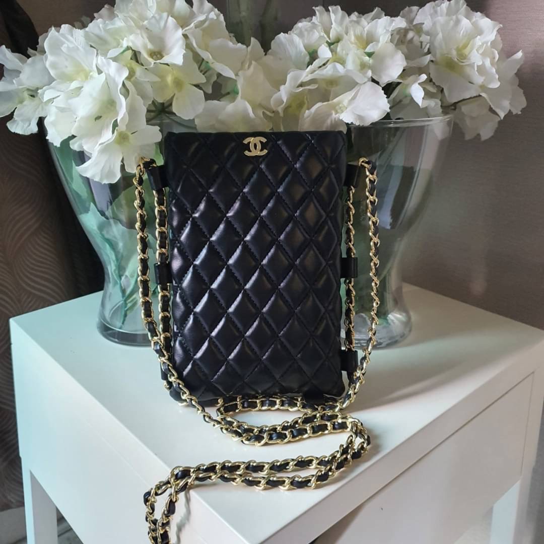 Chanel classic mini quilted with leather chain / CHANEL VIP GIFT CROSSBODY CHAIN BAG / Chanel Phone Bag กระเป๋าทรงสะพายข้าง ที่กำลังมาแรงมาในตอนนี้ ตัวกระเป๋าเป็นกระเป๋าสตางค์หนังพียูพรีเมี่ยม อะไหล่ทองทั้งใบ ด้านหน้าประดับโลโก้ CC สุดหรู