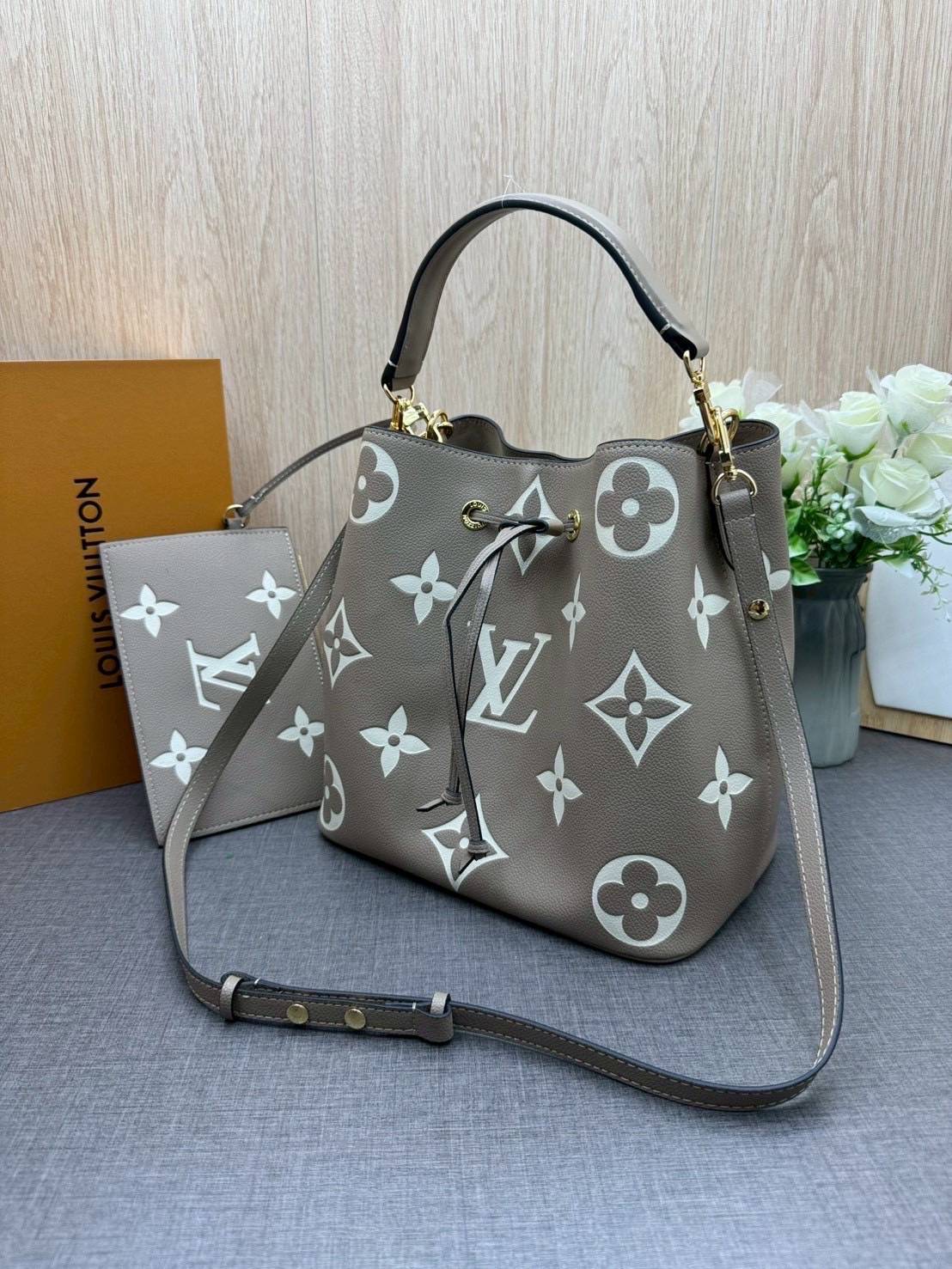 ORI หนังแท้ | LV NeoNoe MM Bucket bag Monogram Flower กระเป๋าสะพายทรงบัคเก็ต ลาย Monogram Flower โดดเด่นเพิ่มสไตล์ มีเสน่ห์ชวนหลงใหล