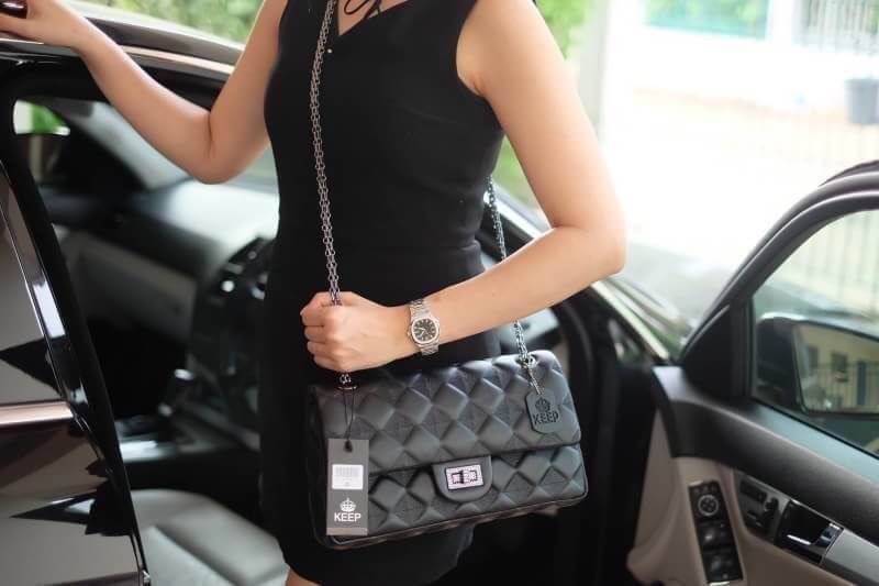 KEEP classic chain shoulder bag 👜 กระเป๋าทรงสวย คอลเลคชั่นใหม่ผลิตจากหนัง Microfiber สวย นิ่มมากๆ ทนทานกว่าเดิม !! ตัวกระเป๋าขนาดกำลังดี เย็บลายเเบบ Hand crafty สวย มีสไตล์สามารถใส่ กระเป๋าตังค์ยาว มือถือได้คะ สายโซ่อะไหล่ เทาดำ ดูคลาสสิคมาก ปรับไ