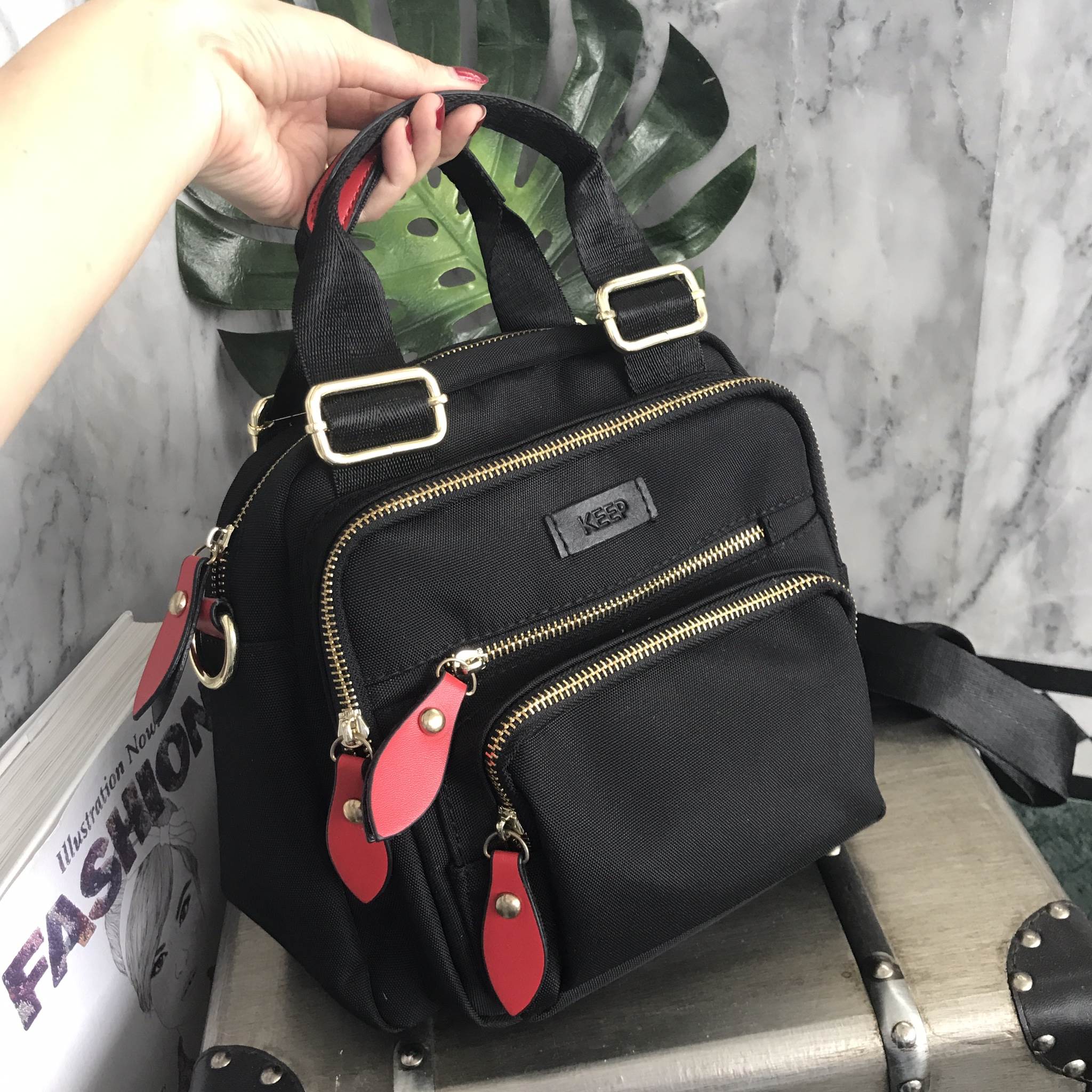 New arrival • KEEP Allday BAG • กระเป๋าถือ/สะพายได้หลากหลายการใช้งานคะ 👑กระเป๋าสวยๆ ปรับการใช้งานได้หลากหลายรูปแบบ ใบนี้ ร้านแนะนำเลยคะ ตัวกระเป๋าเป็นผ้า Canvasเนื้อหนา ขนาดกำลังดี มีช่องซิปไว้แบ่งเก็บของได้หลายช่อง ด้านหน้า 4 ด้านหลัง 1 มีสายให้ 