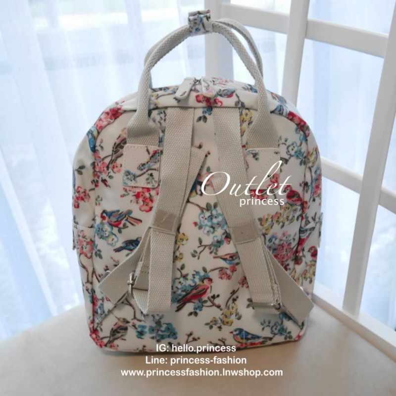 CATH KIDSTON MINI BACKPACK กระเป๋าสะพายเป้รุ่นมินิ วัสดุ PVCกันน้ำ สามารถเช็ดทำความสะอาดได้ เปิดปิดด้วยซิปสะดวกใช้ ด้านหน้าประดับโลโก้ cath Kidston พร้อมช่องซิปด้านนอกใส่กระเป๋าสตางค์ มือถือได้ ด้านในมีช่องซิป สามารถใส่ipad ได้สวยคลาสิคน่ารักน่าใช้ สาวๆที