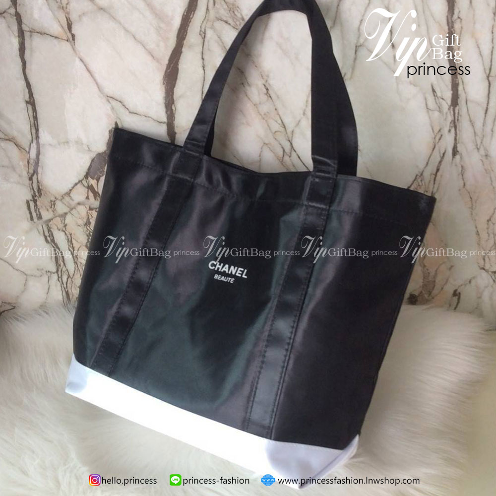Chanel Satin Shopping Bag กระเป๋าสะพายทรง Shopping Bag พรีเมี่ยมกิ้ฟ Limited Edition ของแท้ 100% นำเข้าจาก Chanel Perfume Counter ใบใหญ่วัสดุ SATIN สกรีนแบรนด์ด้สนหน้า ซับใน Polyester 100% เปิดปิดด้วยกระดุมแม่เหล็ก น้ำหนักเบา จุสุดๆ สามารถใส่เอกสารA4หนังส