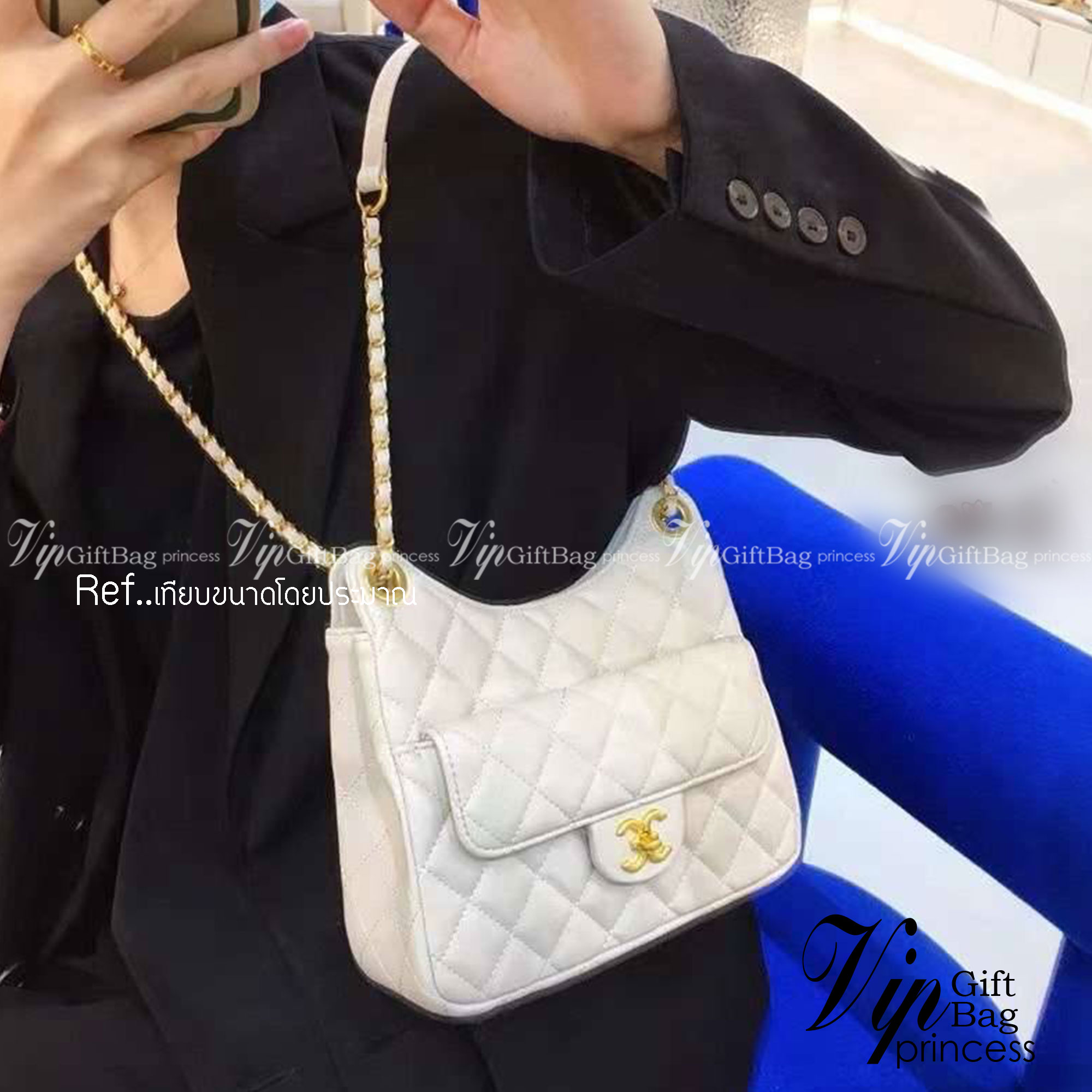 CHANEL SMALL HOBO BAG ใหม่ล่าสุดก่อนใคร กับคอลใหม่ลุคลูกคุณยอดฮิต Shiny Crumpled Calfskin & Gold-Tone Metal ตอบโจทย์ได้ทุกลุค ทุกไลฟ์สไตล์ ใช้งานได้ง่ายคล่องตัว กับกระเป๋าสะพายข้าง ปรับเปลี่ยนการใช้งานได้หลากหลาย ภายในเป็นช่องโล่ง สะพายไปเที่ยว ทำงาน ออกเ