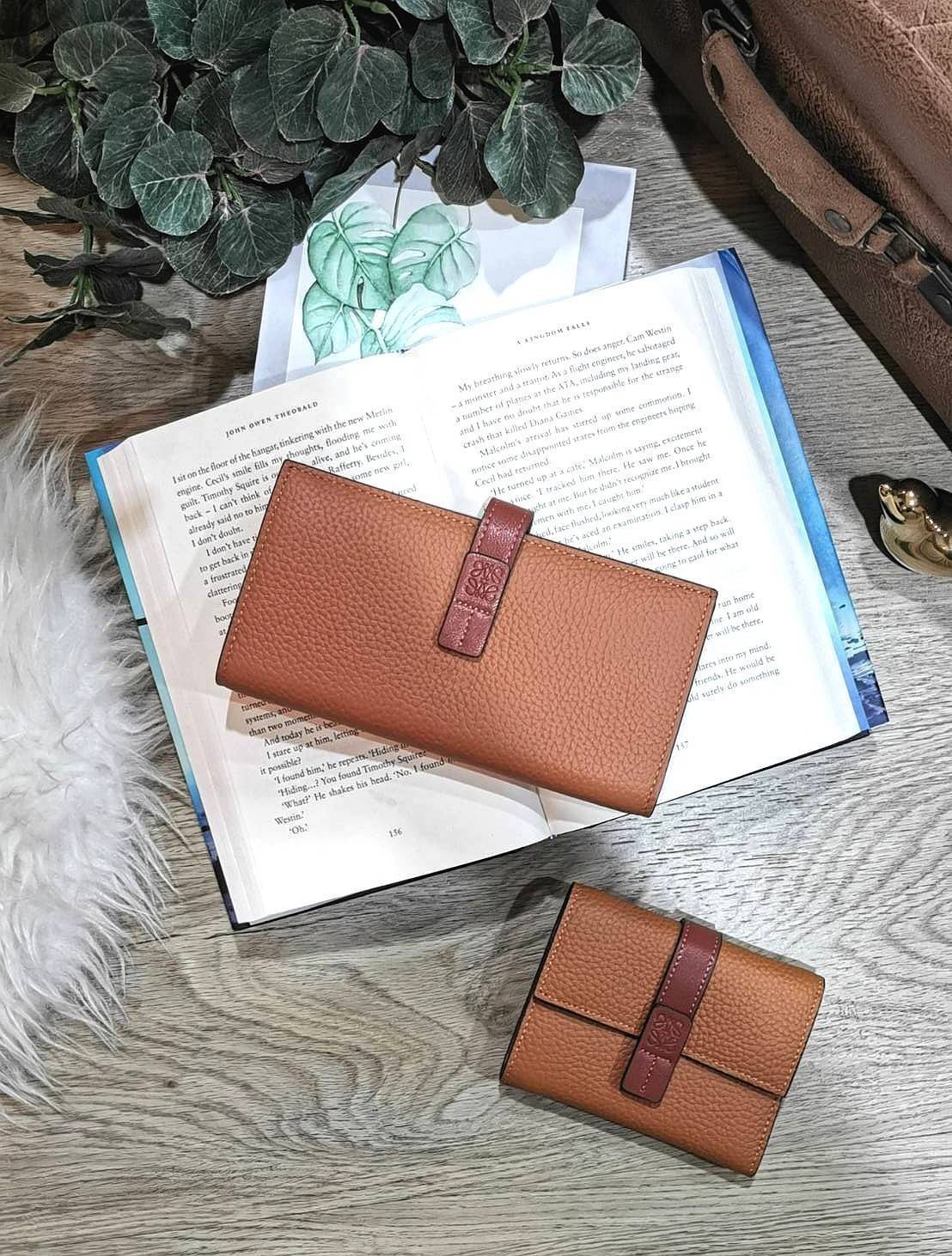 LOEWE SHORT WALLET VIP กระเป๋าสตางค์โลเอเว่ วัสดุหนังแท้เทคเจอร์สวยอยู่ทรงปั้มโลโก้แบรนด์ด้านหน้าเปิดปิดด้วยกระดุม ภายในมีทั้งช่องใส่รูป ช่องใส่ธนบัตร ใส่แบงก์พัน ช่องใส่บัตรหลายช่อง มีช่องซิปใส่เหรียญ พกพาสะดวกไอเท็มแนะนำสวยน่าใช้ พร้อมส่งที่ไทยสุดคุ้มห้