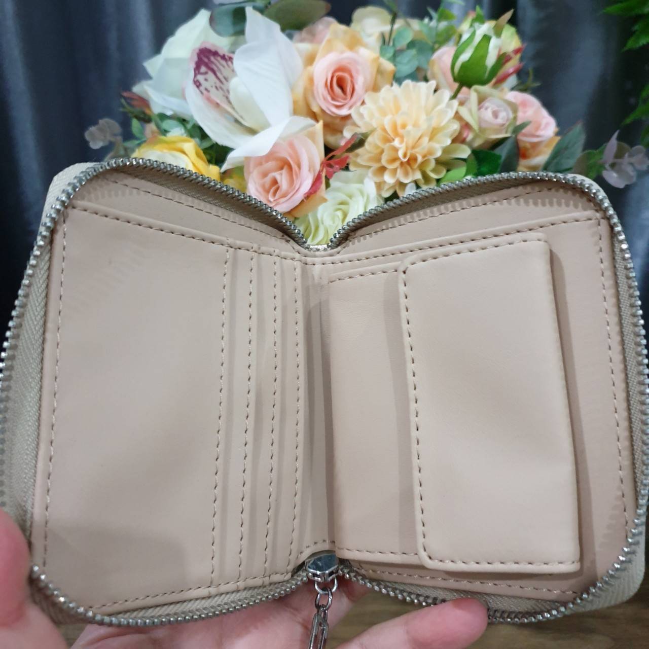 พร้อมส่งรุ่นหายาก! GUESS FACTORY WOMEN'S ZIP AROUND SHORT WALLET กระเป๋าสตางค์สั้นพับ2ตอนซิปรอบหนัง Saffiano ด้านหน้าประดับโลโก้แบรนด์สวยหรู ภายในมีช่องใส่ธนบัตร ใส่แบงก์พัน ช่องใส่เหรียญ และช่องใส่บัตรหลายช่อง ตัวจริงสวยน่าใช้ ภาพถ่ายจากสินค้าจริงค่