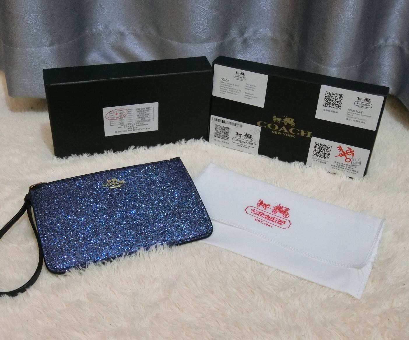 Coach Star Glitter Corner Zip Wristlet / FACTORY HK กระเป๋าคล้องมือทรงคลัช ตัวกระเป๋าตกแต่งกริ๊ตเตอร์ ด้านหน้าติดอะไหล่แบรนด์ สวยหรู เปิดปิดด้วยซิป ด้านในบุผ้ากำหยี่สามารถใส่โทรศัพท์มือถือได้ทุกรุ่น มาพร้อมสายคล้องมือ 1เส้น MUST HAVE!!