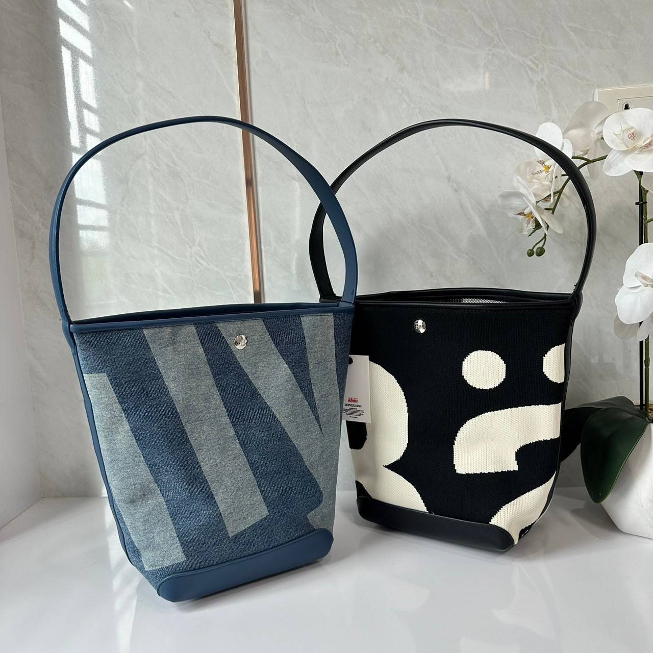 Rally movement the bag denim เป็นไอเท็มที่ฮอตสุดๆแห่งปีจริงๆ กับกระเป๋าทรงบัคเก็ต ที่ดีไซน์ออกมาคลาสสิคและใช้งานง่ายจริงๆ